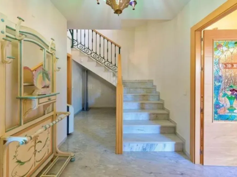 Discover this impressive villa located in the coveted area of La Malagueta - Monte Sancha, just a few minutes away from from the sea. With a spacious 600 m2 plot and unobstructed views of the El Limonar Valley and the mountains, this property is ideal for
