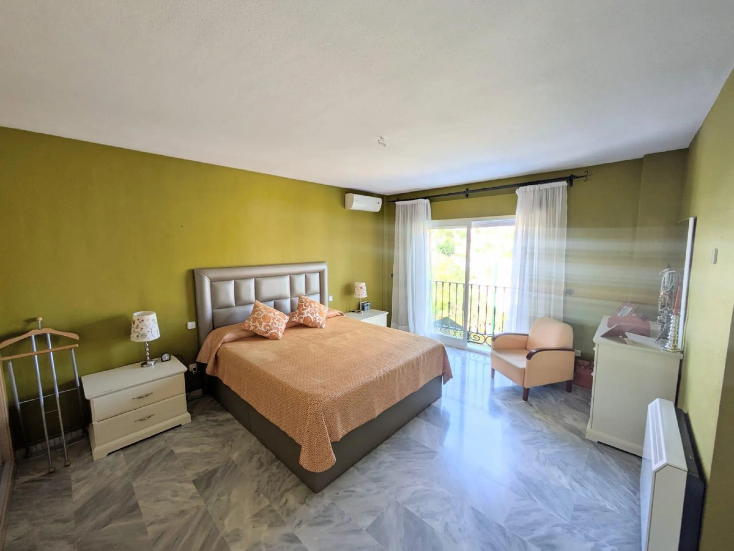 Discover this impressive villa located in the coveted area of La Malagueta - Monte Sancha, just a few minutes away from from the sea. With a spacious 600 m2 plot and unobstructed views of the El Limonar Valley and the mountains, this property is ideal for