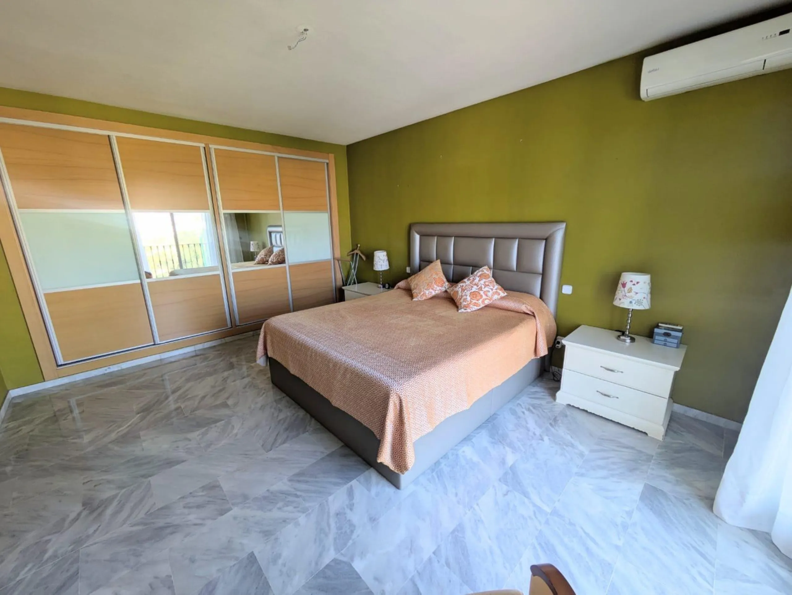 Discover this impressive villa located in the coveted area of La Malagueta - Monte Sancha, just a few minutes away from from the sea. With a spacious 600 m2 plot and unobstructed views of the El Limonar Valley and the mountains, this property is ideal for