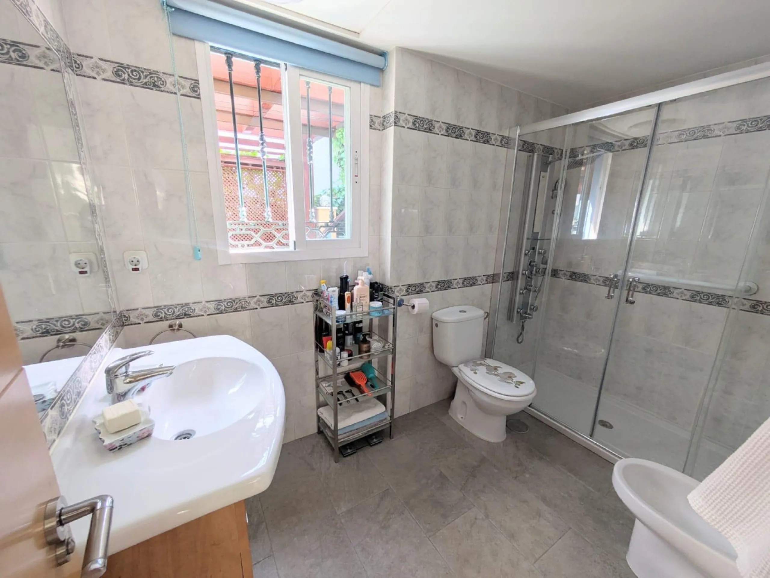 Discover this impressive villa located in the coveted area of La Malagueta - Monte Sancha, just a few minutes away from from the sea. With a spacious 600 m2 plot and unobstructed views of the El Limonar Valley and the mountains, this property is ideal for