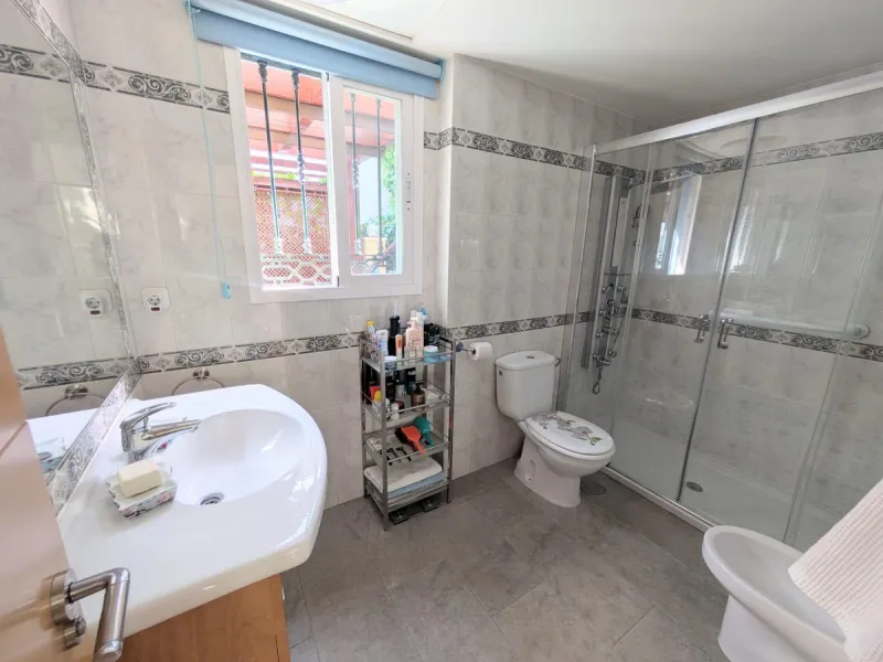 Discover this impressive villa located in the coveted area of La Malagueta - Monte Sancha, just a few minutes away from from the sea. With a spacious 600 m2 plot and unobstructed views of the El Limonar Valley and the mountains, this property is ideal for
