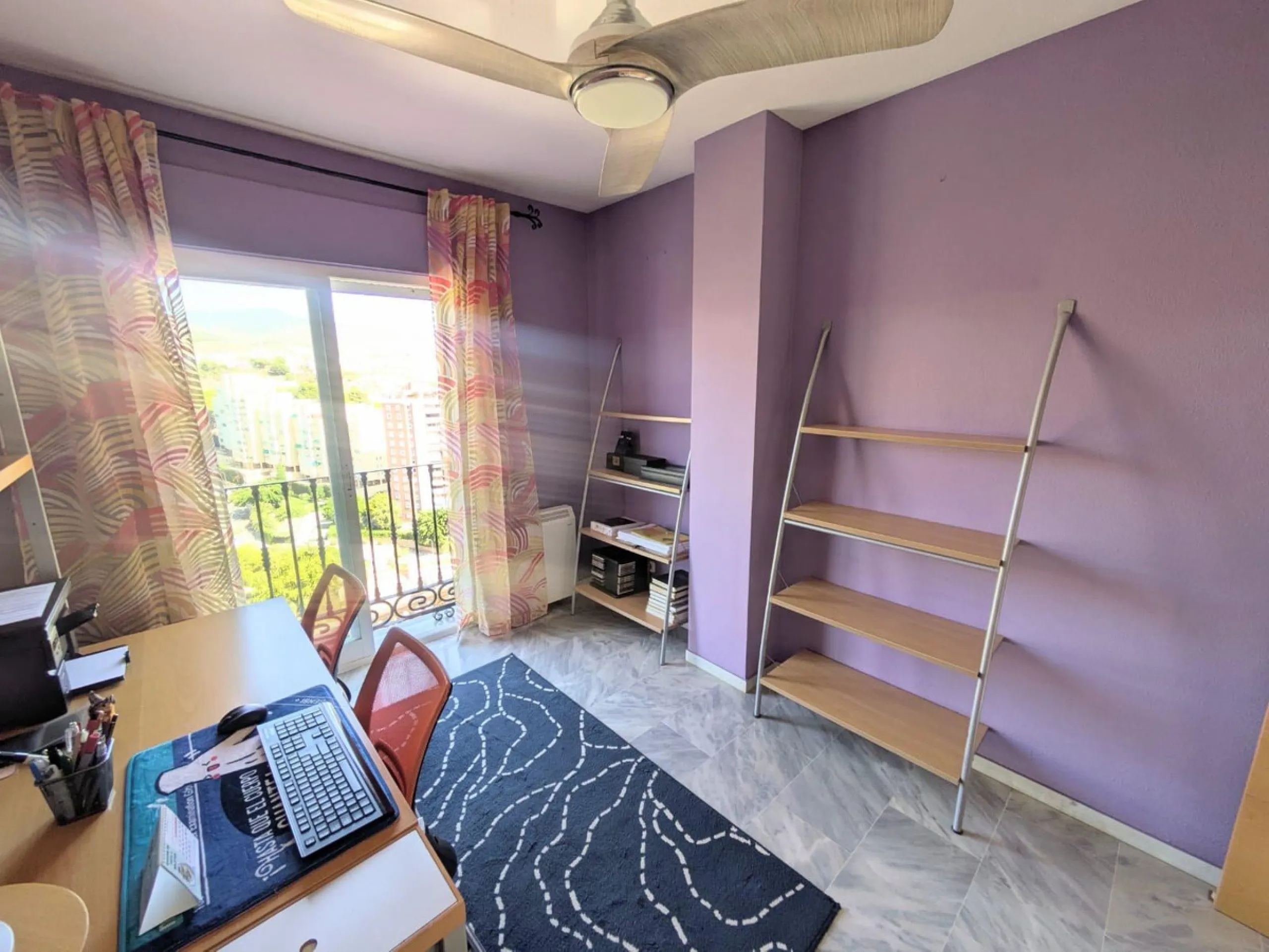 Discover this impressive villa located in the coveted area of La Malagueta - Monte Sancha, just a few minutes away from from the sea. With a spacious 600 m2 plot and unobstructed views of the El Limonar Valley and the mountains, this property is ideal for
