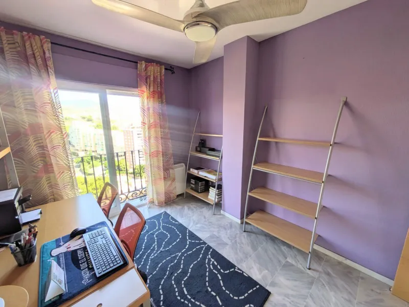 Discover this impressive villa located in the coveted area of La Malagueta - Monte Sancha, just a few minutes away from from the sea. With a spacious 600 m2 plot and unobstructed views of the El Limonar Valley and the mountains, this property is ideal for