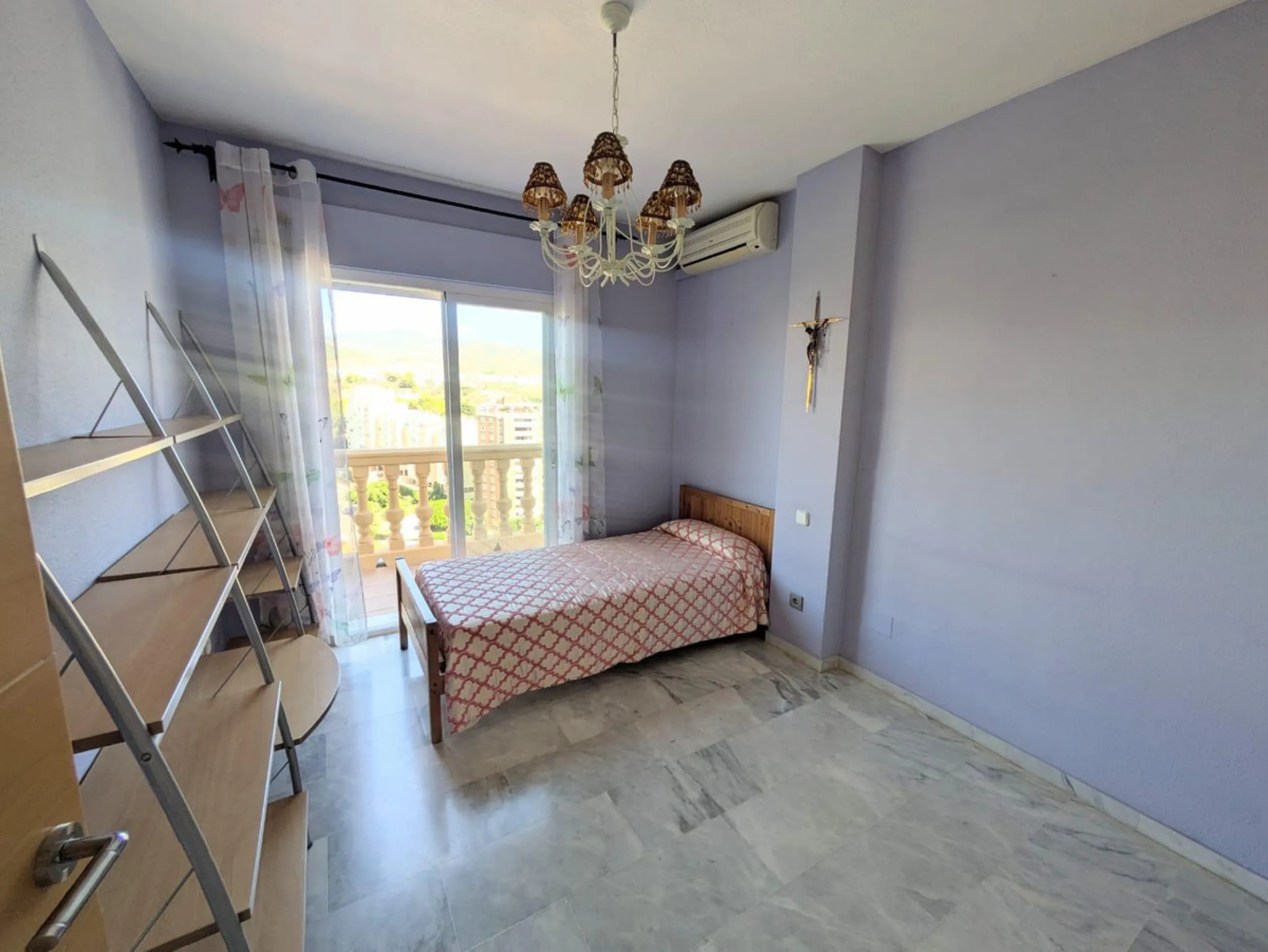 Discover this impressive villa located in the coveted area of La Malagueta - Monte Sancha, just a few minutes away from from the sea. With a spacious 600 m2 plot and unobstructed views of the El Limonar Valley and the mountains, this property is ideal for