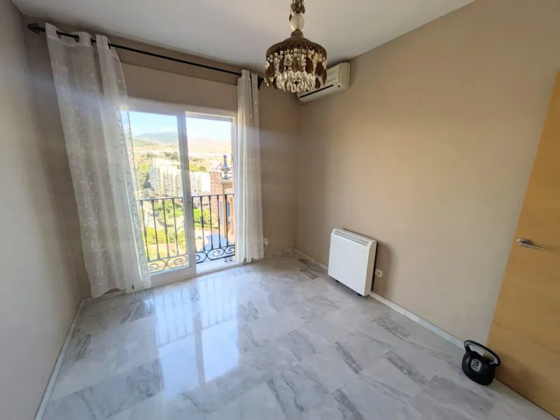 Discover this impressive villa located in the coveted area of La Malagueta - Monte Sancha, just a few minutes away from from the sea. With a spacious 600 m2 plot and unobstructed views of the El Limonar Valley and the mountains, this property is ideal for