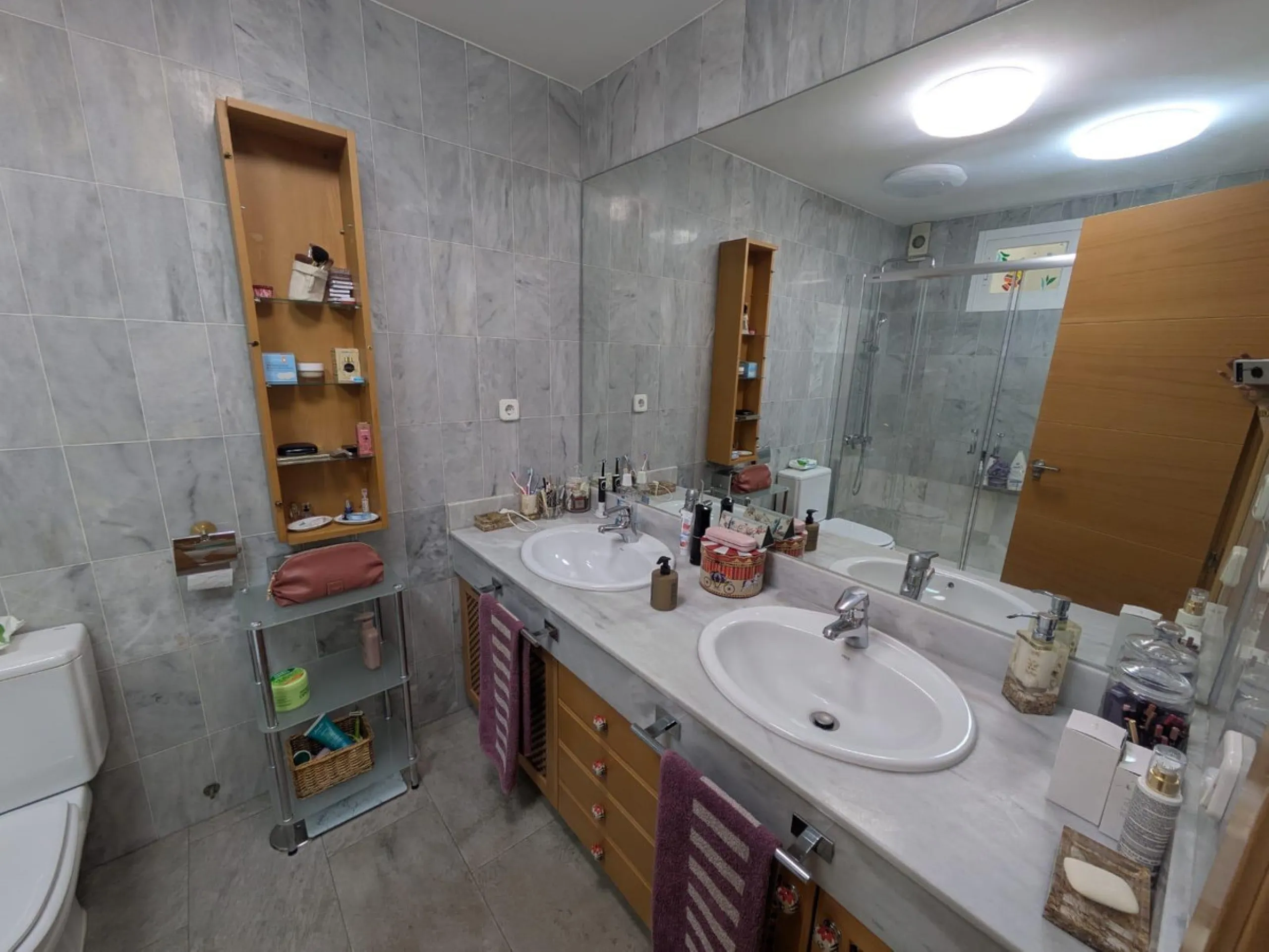 Discover this impressive villa located in the coveted area of La Malagueta - Monte Sancha, just a few minutes away from from the sea. With a spacious 600 m2 plot and unobstructed views of the El Limonar Valley and the mountains, this property is ideal for