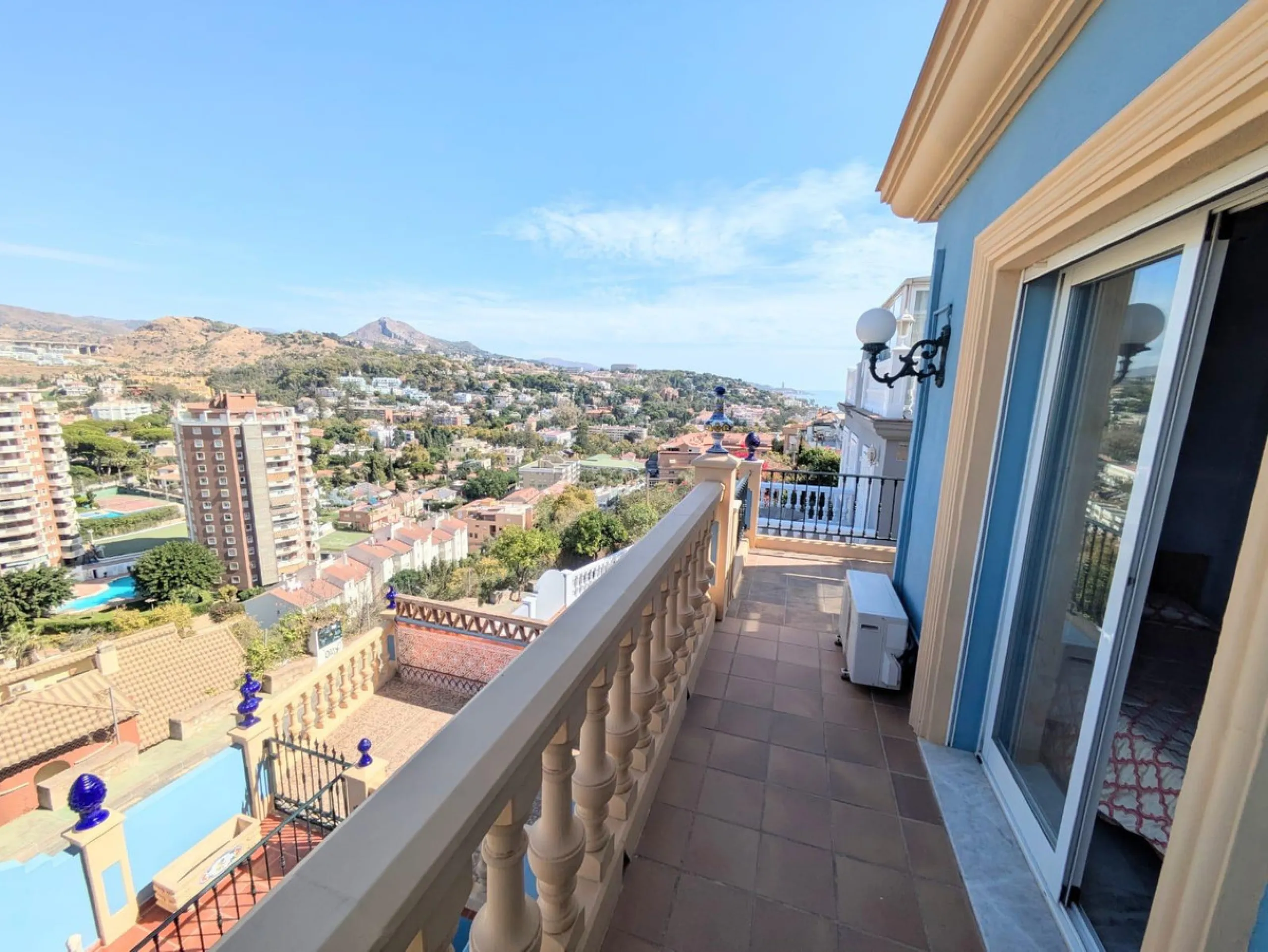 Discover this impressive villa located in the coveted area of La Malagueta - Monte Sancha, just a few minutes away from from the sea. With a spacious 600 m2 plot and unobstructed views of the El Limonar Valley and the mountains, this property is ideal for