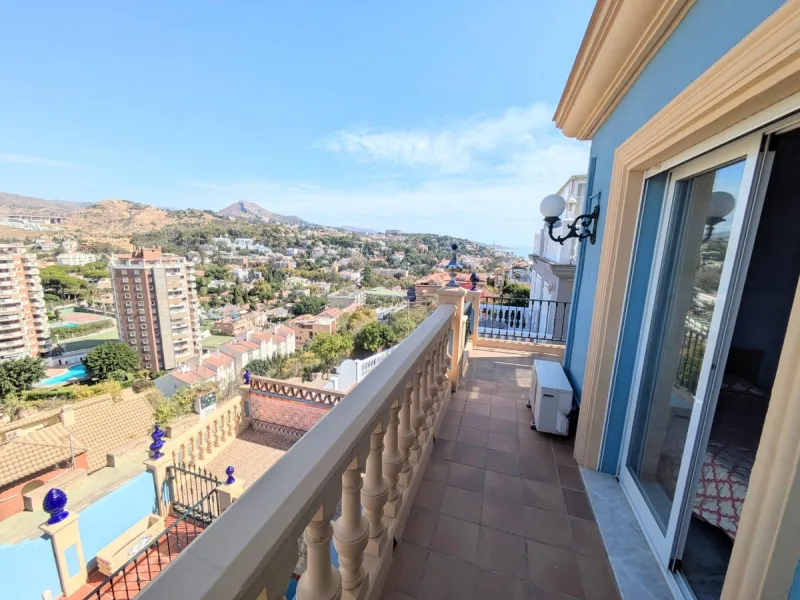 Discover this impressive villa located in the coveted area of La Malagueta - Monte Sancha, just a few minutes away from from the sea. With a spacious 600 m2 plot and unobstructed views of the El Limonar Valley and the mountains, this property is ideal for