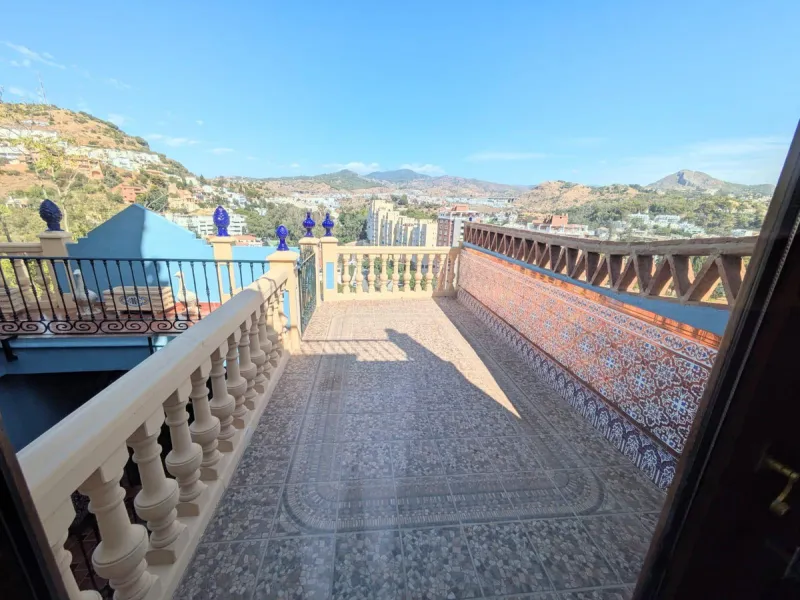 Discover this impressive villa located in the coveted area of La Malagueta - Monte Sancha, just a few minutes away from from the sea. With a spacious 600 m2 plot and unobstructed views of the El Limonar Valley and the mountains, this property is ideal for