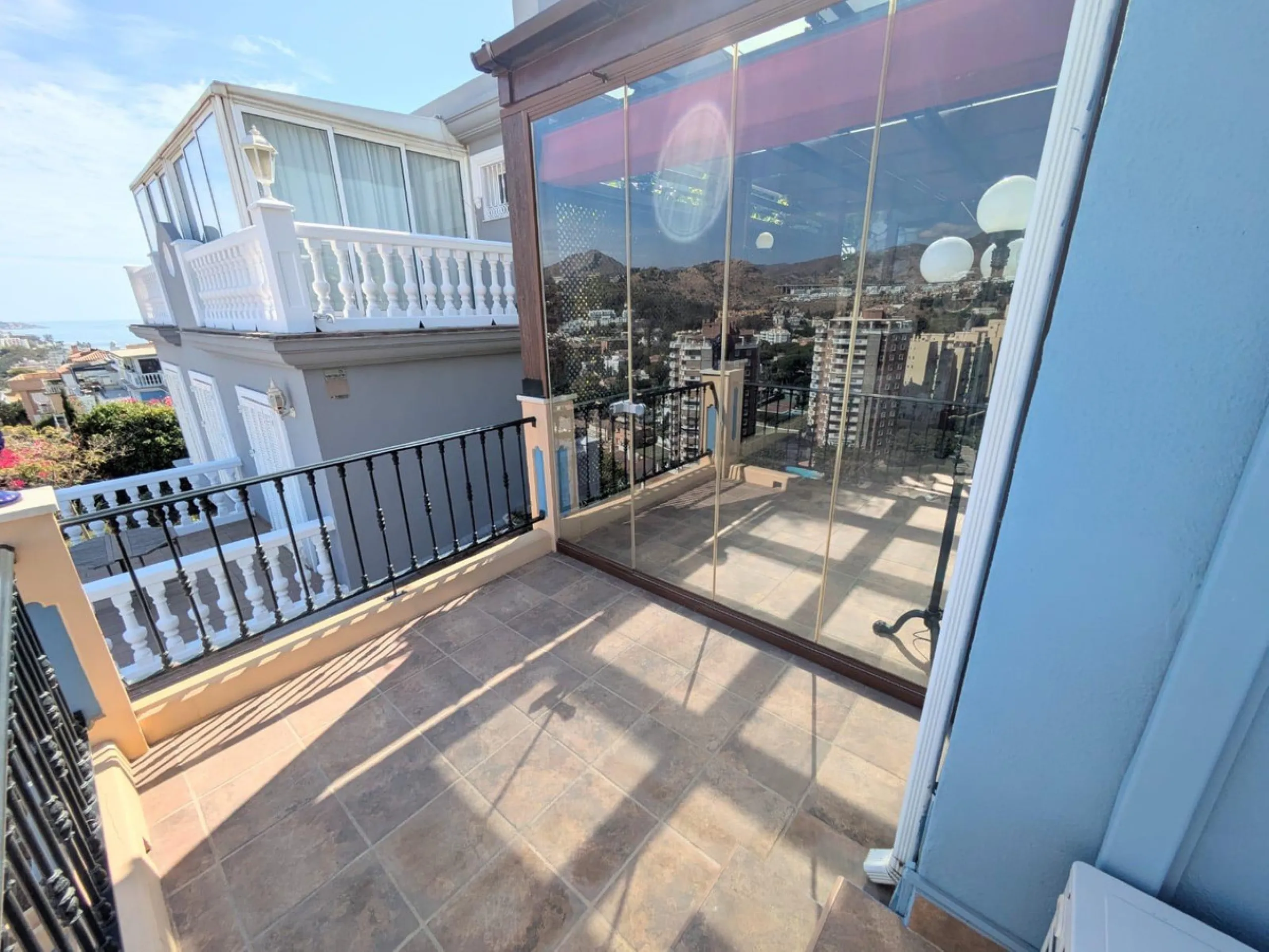 Discover this impressive villa located in the coveted area of La Malagueta - Monte Sancha, just a few minutes away from from the sea. With a spacious 600 m2 plot and unobstructed views of the El Limonar Valley and the mountains, this property is ideal for