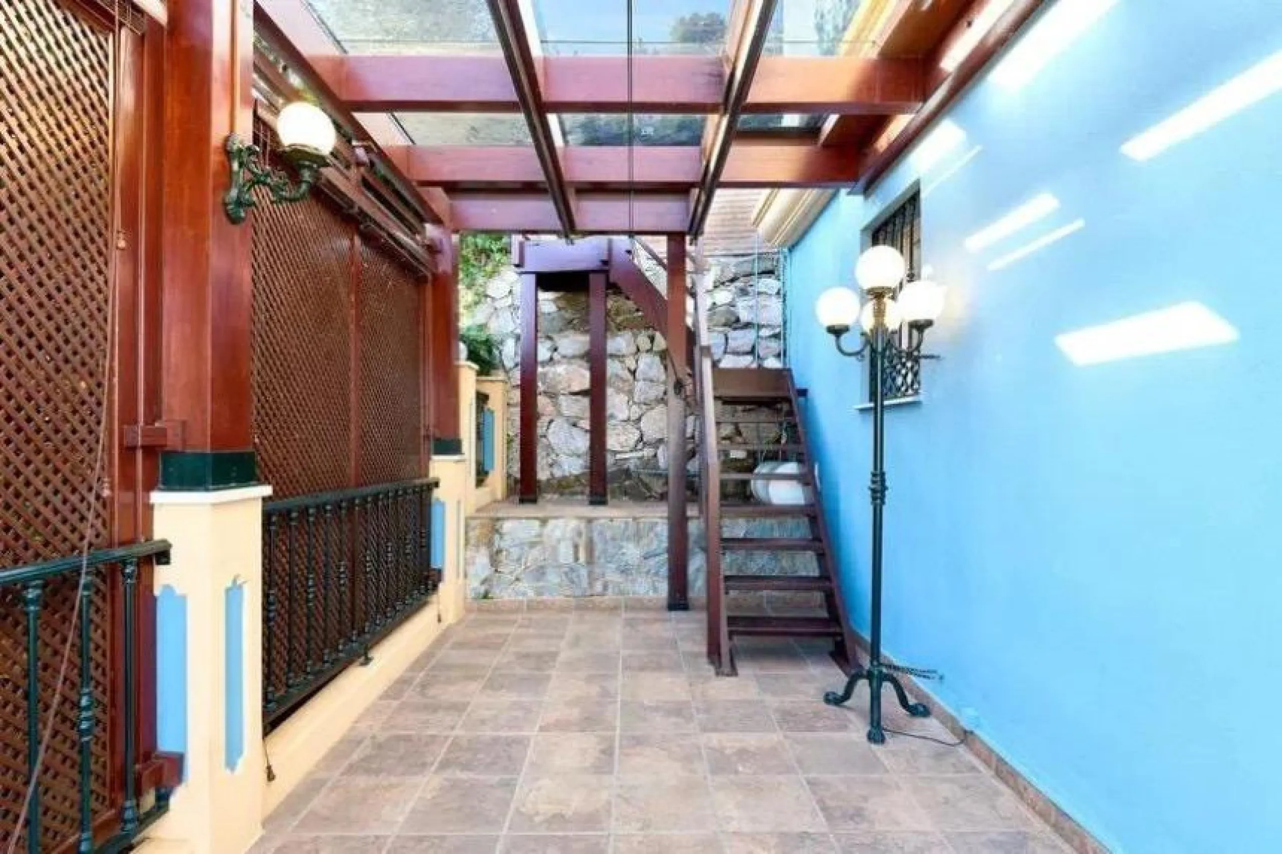 Discover this impressive villa located in the coveted area of La Malagueta - Monte Sancha, just a few minutes away from from the sea. With a spacious 600 m2 plot and unobstructed views of the El Limonar Valley and the mountains, this property is ideal for