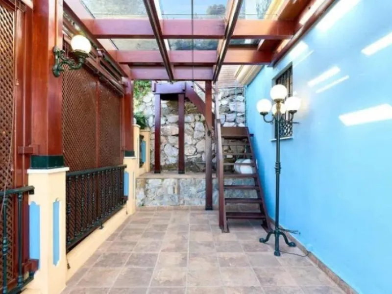 Discover this impressive villa located in the coveted area of La Malagueta - Monte Sancha, just a few minutes away from from the sea. With a spacious 600 m2 plot and unobstructed views of the El Limonar Valley and the mountains, this property is ideal for
