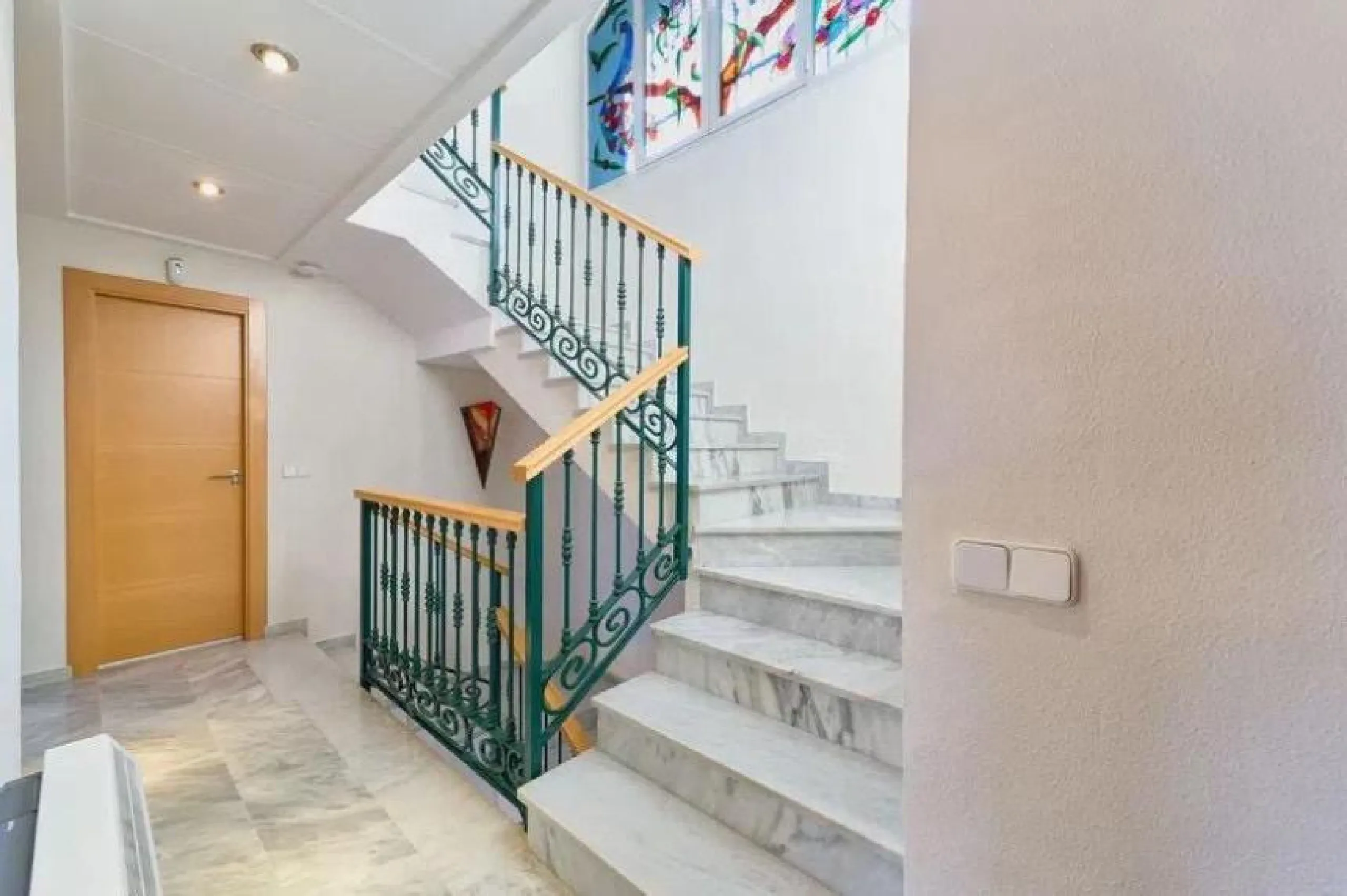 Discover this impressive villa located in the coveted area of La Malagueta - Monte Sancha, just a few minutes away from from the sea. With a spacious 600 m2 plot and unobstructed views of the El Limonar Valley and the mountains, this property is ideal for