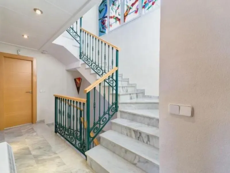 Discover this impressive villa located in the coveted area of La Malagueta - Monte Sancha, just a few minutes away from from the sea. With a spacious 600 m2 plot and unobstructed views of the El Limonar Valley and the mountains, this property is ideal for