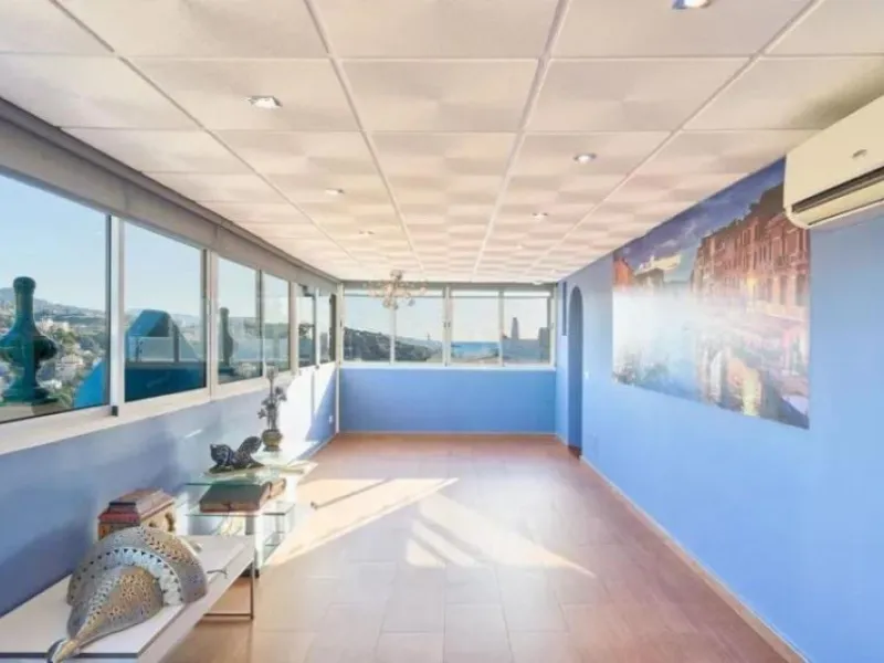 Discover this impressive villa located in the coveted area of La Malagueta - Monte Sancha, just a few minutes away from from the sea. With a spacious 600 m2 plot and unobstructed views of the El Limonar Valley and the mountains, this property is ideal for