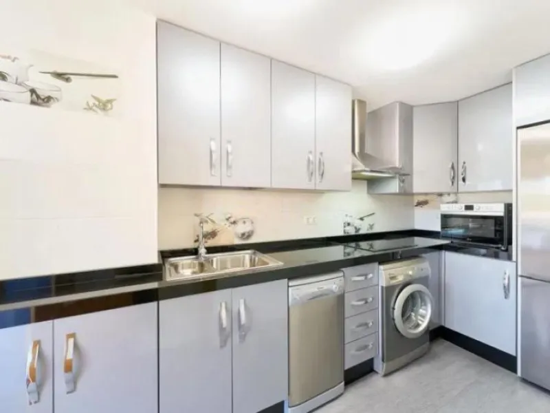 Discover this impressive villa located in the coveted area of La Malagueta - Monte Sancha, just a few minutes away from from the sea. With a spacious 600 m2 plot and unobstructed views of the El Limonar Valley and the mountains, this property is ideal for