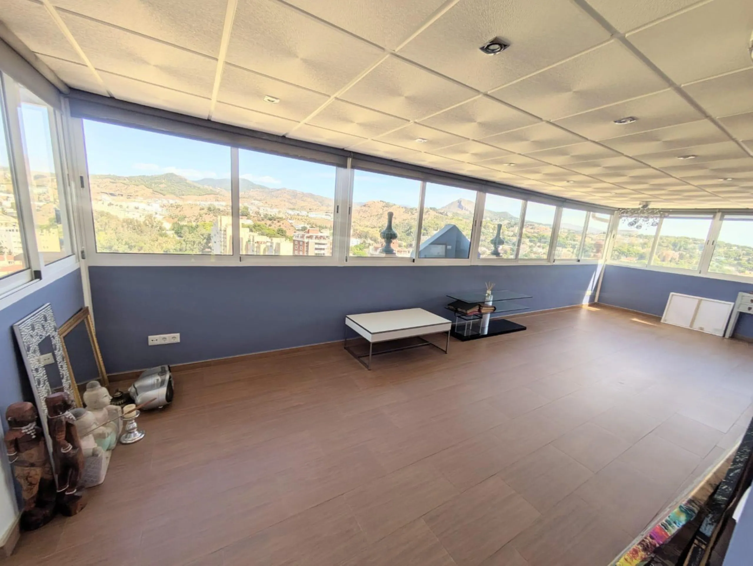 Discover this impressive villa located in the coveted area of La Malagueta - Monte Sancha, just a few minutes away from from the sea. With a spacious 600 m2 plot and unobstructed views of the El Limonar Valley and the mountains, this property is ideal for