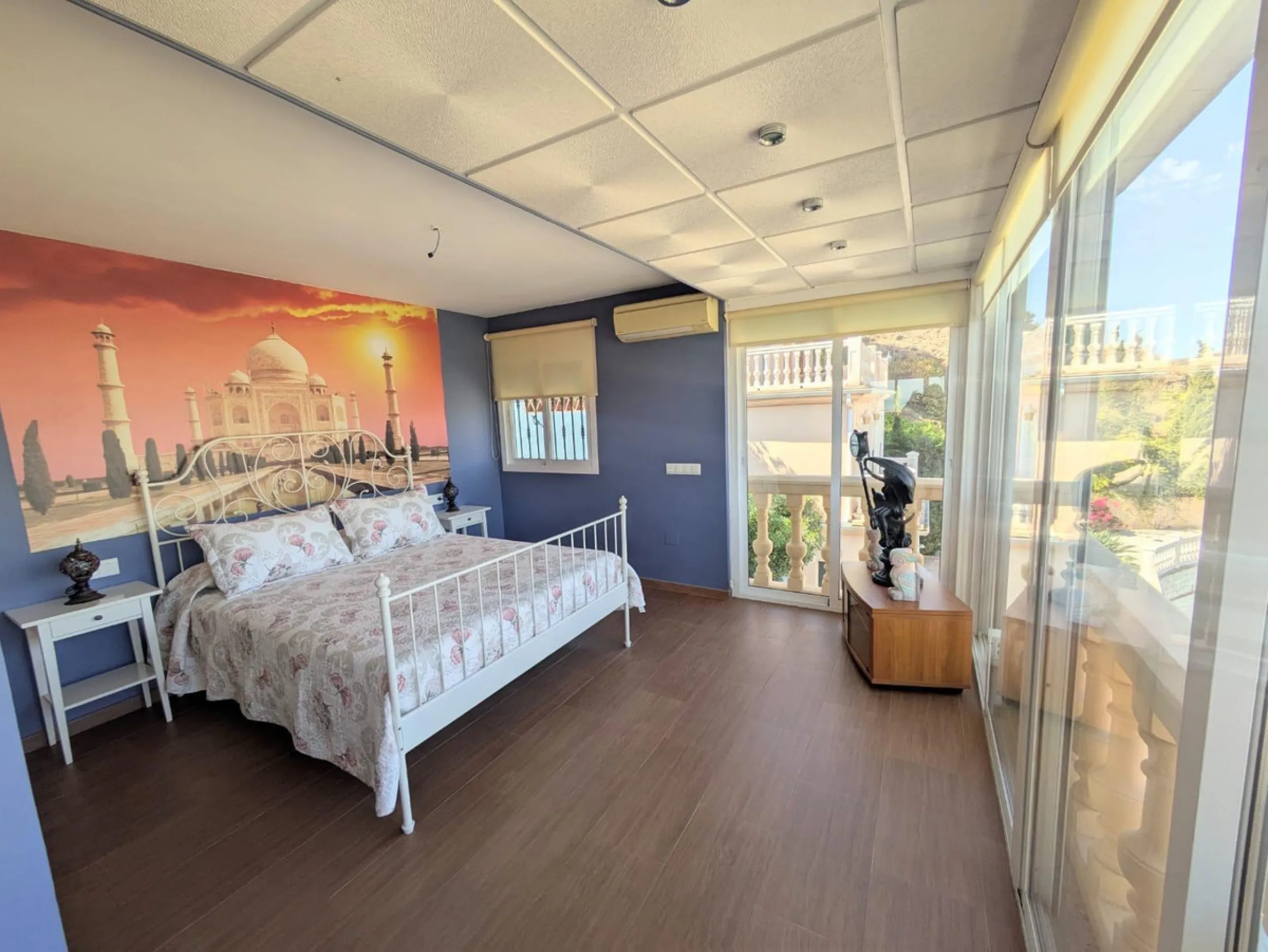 Discover this impressive villa located in the coveted area of La Malagueta - Monte Sancha, just a few minutes away from from the sea. With a spacious 600 m2 plot and unobstructed views of the El Limonar Valley and the mountains, this property is ideal for