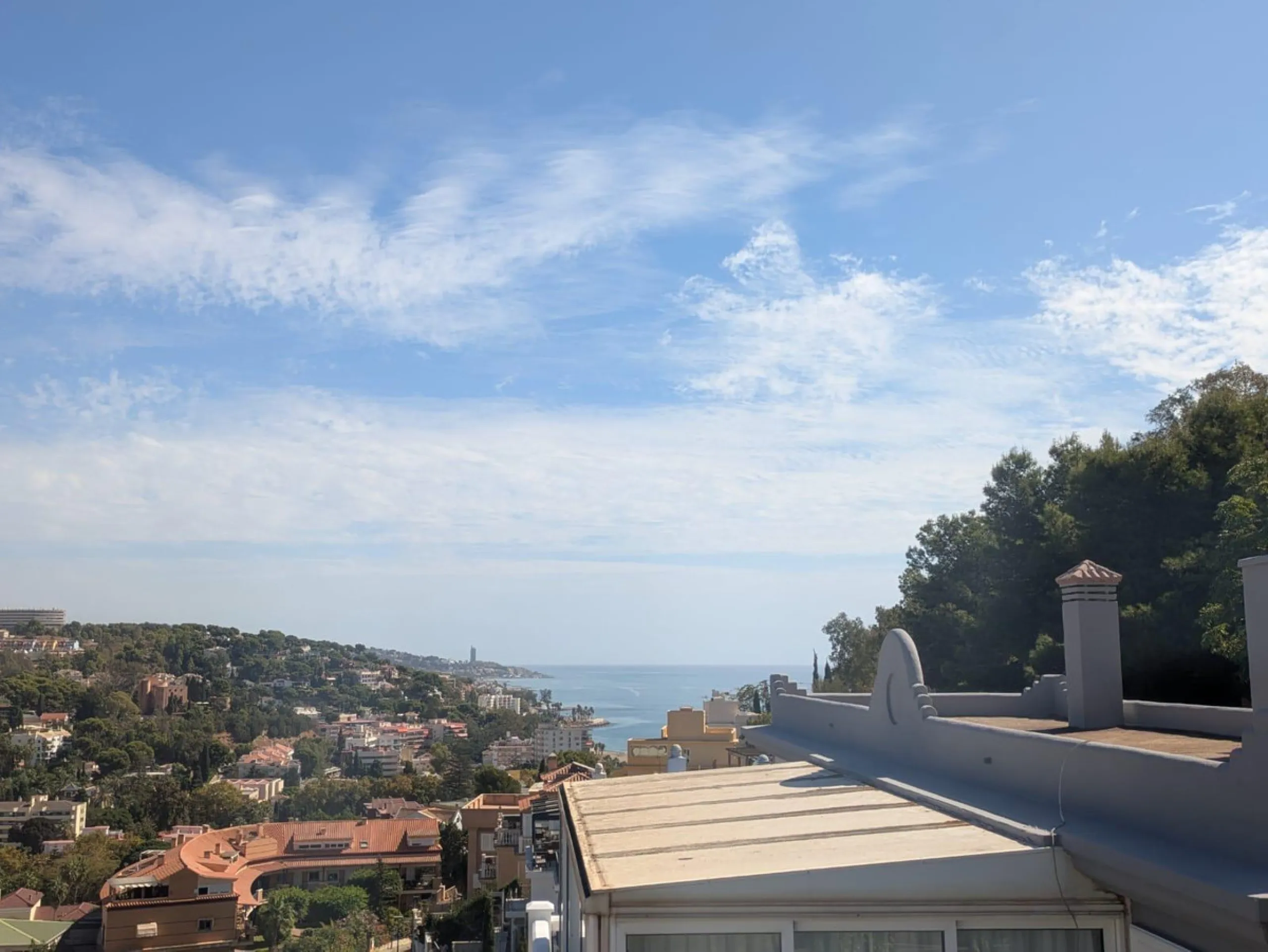 Discover this impressive villa located in the coveted area of La Malagueta - Monte Sancha, just a few minutes away from from the sea. With a spacious 600 m2 plot and unobstructed views of the El Limonar Valley and the mountains, this property is ideal for
