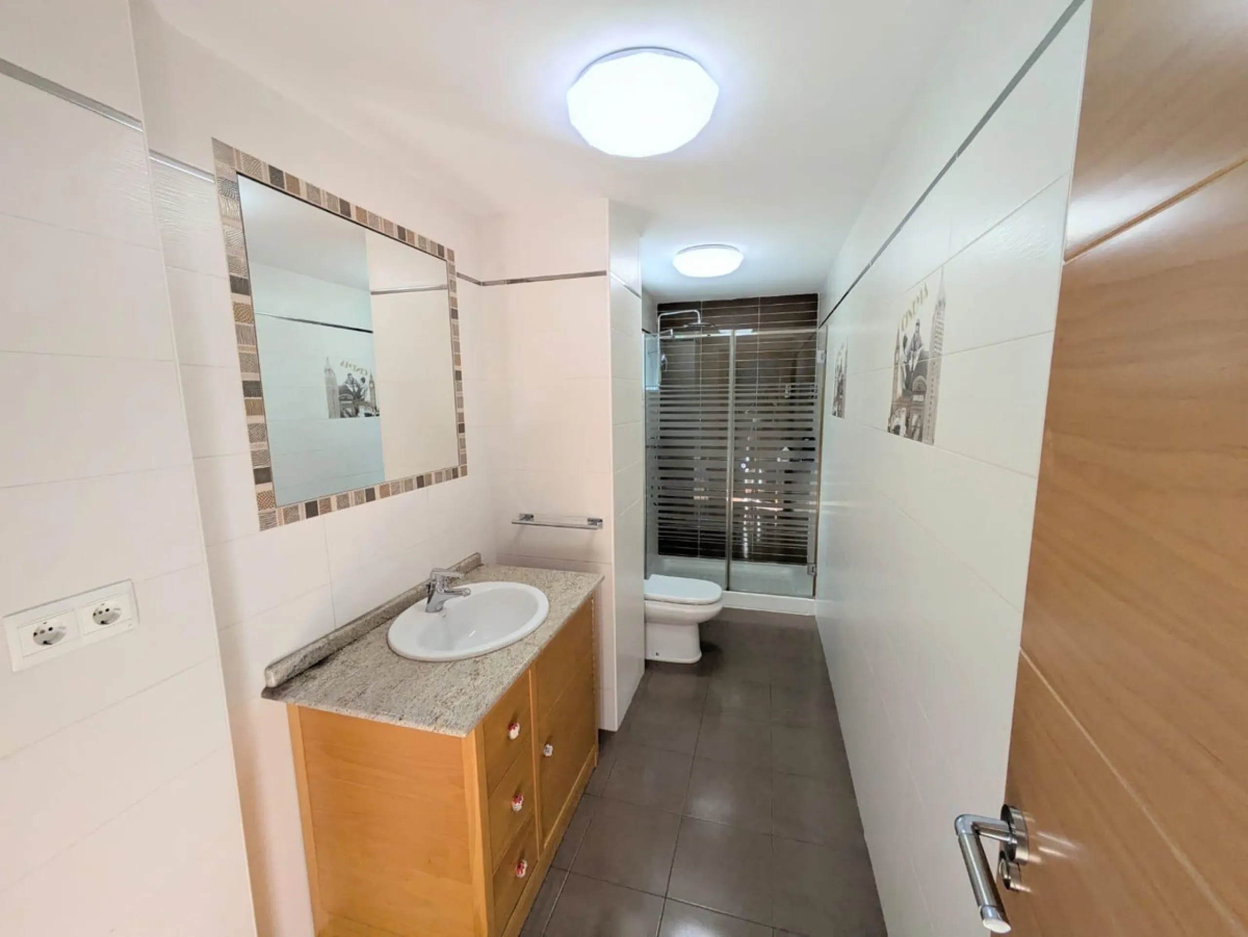 Discover this impressive villa located in the coveted area of La Malagueta - Monte Sancha, just a few minutes away from from the sea. With a spacious 600 m2 plot and unobstructed views of the El Limonar Valley and the mountains, this property is ideal for