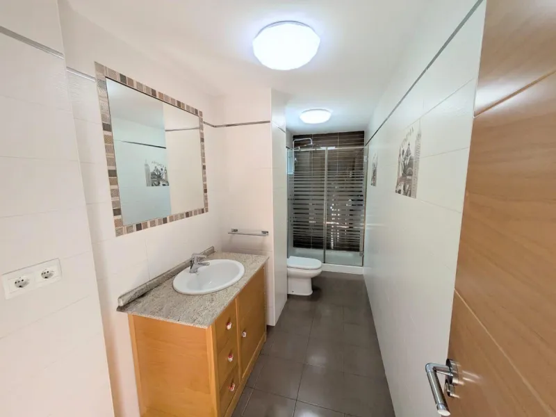 Discover this impressive villa located in the coveted area of La Malagueta - Monte Sancha, just a few minutes away from from the sea. With a spacious 600 m2 plot and unobstructed views of the El Limonar Valley and the mountains, this property is ideal for