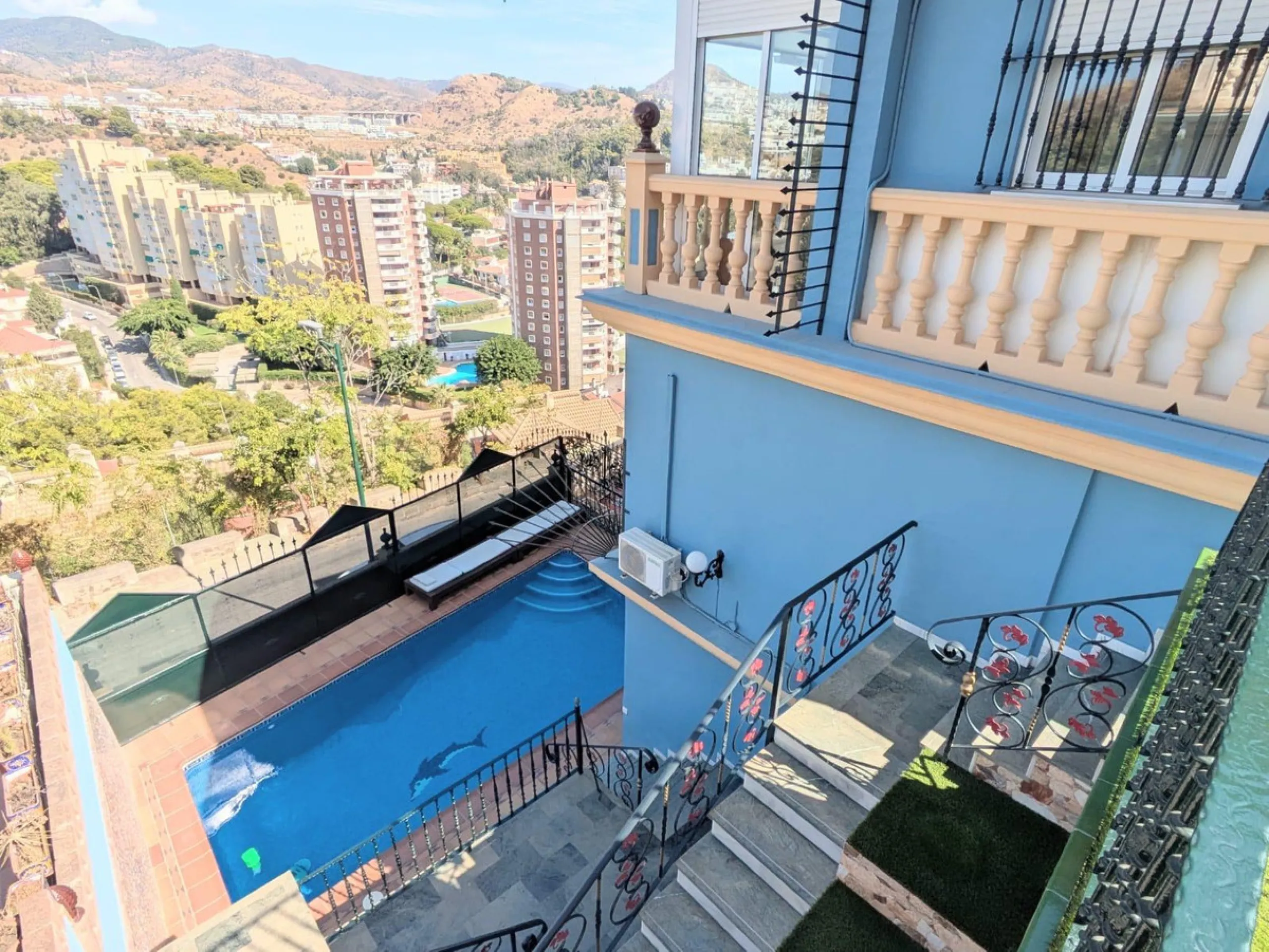 Discover this impressive villa located in the coveted area of La Malagueta - Monte Sancha, just a few minutes away from from the sea. With a spacious 600 m2 plot and unobstructed views of the El Limonar Valley and the mountains, this property is ideal for