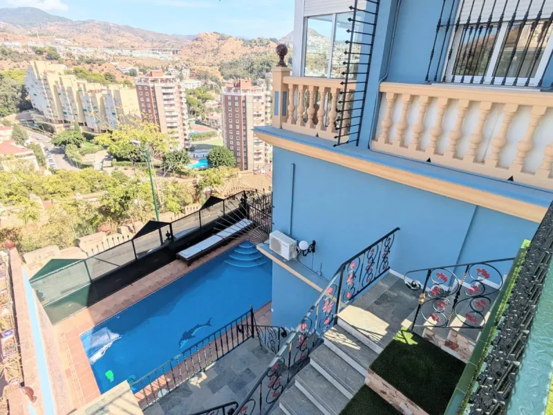 Discover this impressive villa located in the coveted area of La Malagueta - Monte Sancha, just a few minutes away from from the sea. With a spacious 600 m2 plot and unobstructed views of the El Limonar Valley and the mountains, this property is ideal for