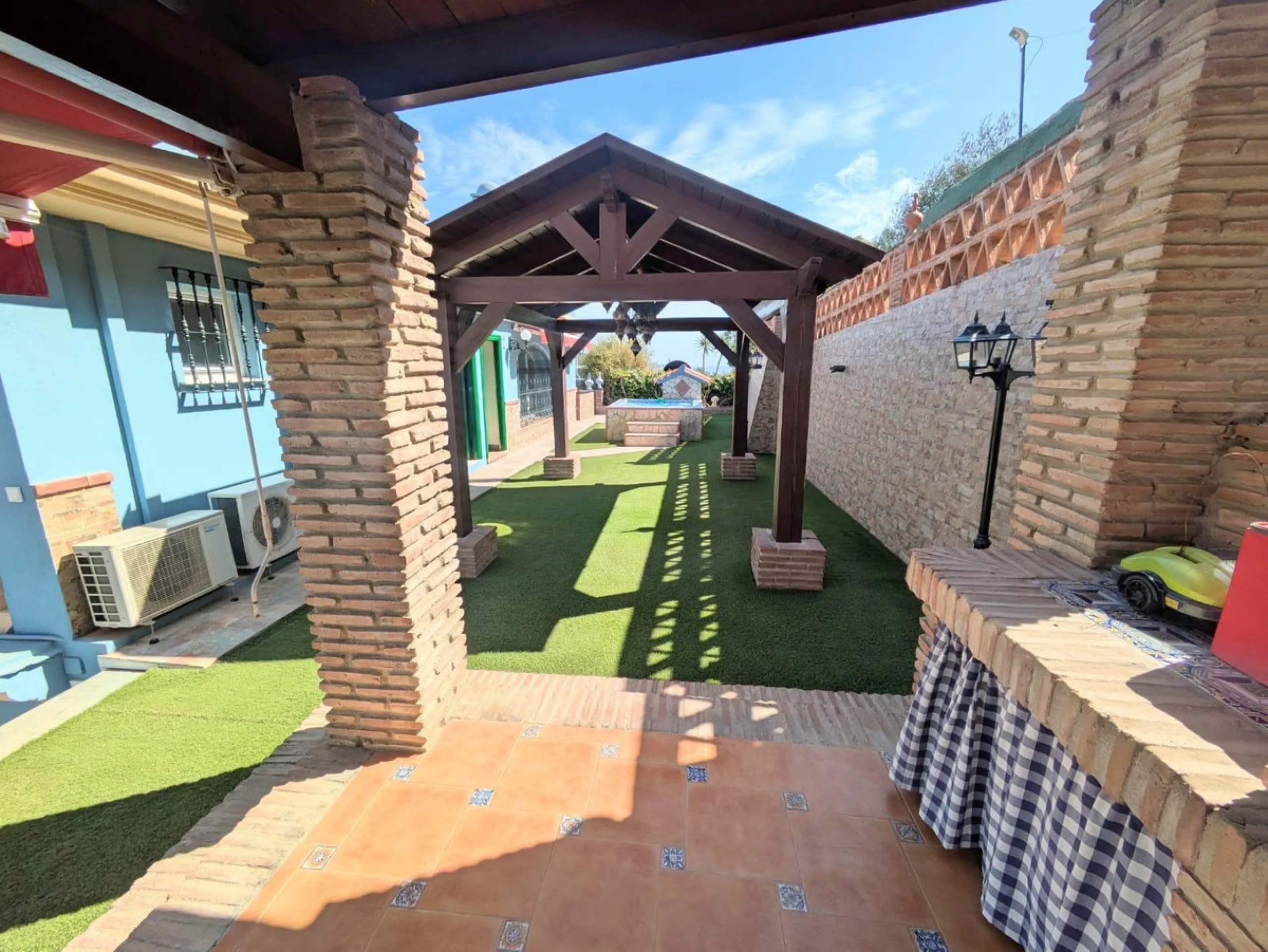 Discover this impressive villa located in the coveted area of La Malagueta - Monte Sancha, just a few minutes away from from the sea. With a spacious 600 m2 plot and unobstructed views of the El Limonar Valley and the mountains, this property is ideal for