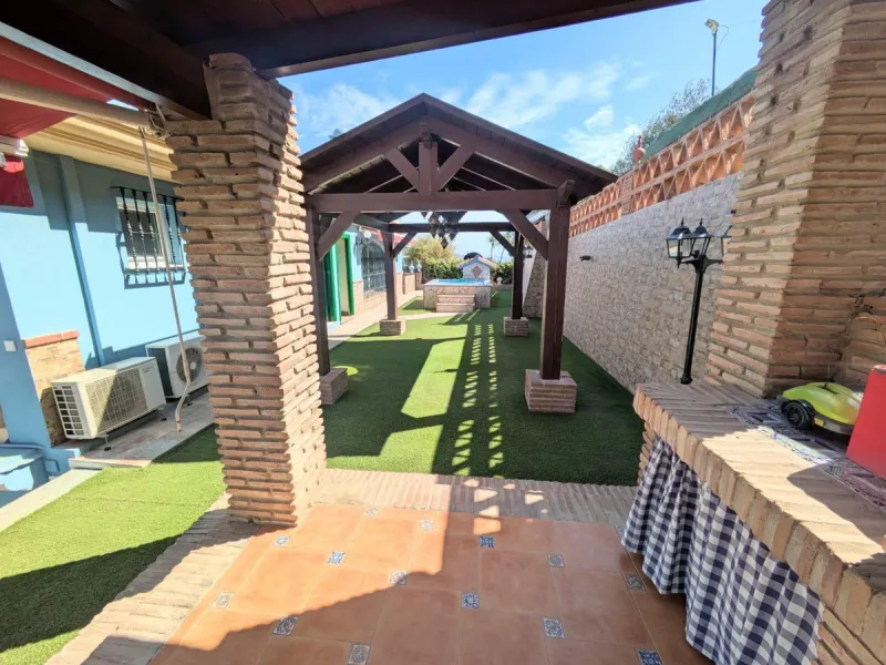 Discover this impressive villa located in the coveted area of La Malagueta - Monte Sancha, just a few minutes away from from the sea. With a spacious 600 m2 plot and unobstructed views of the El Limonar Valley and the mountains, this property is ideal for