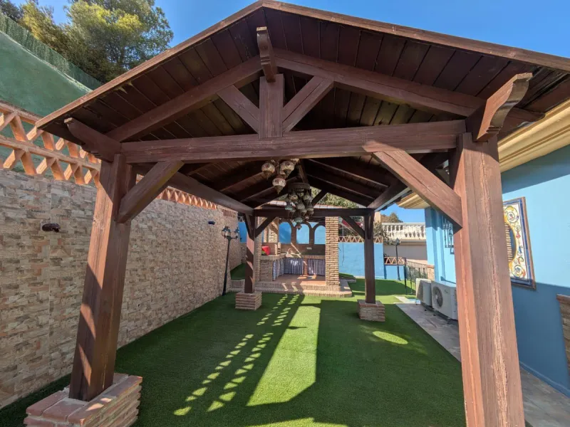 Discover this impressive villa located in the coveted area of La Malagueta - Monte Sancha, just a few minutes away from from the sea. With a spacious 600 m2 plot and unobstructed views of the El Limonar Valley and the mountains, this property is ideal for