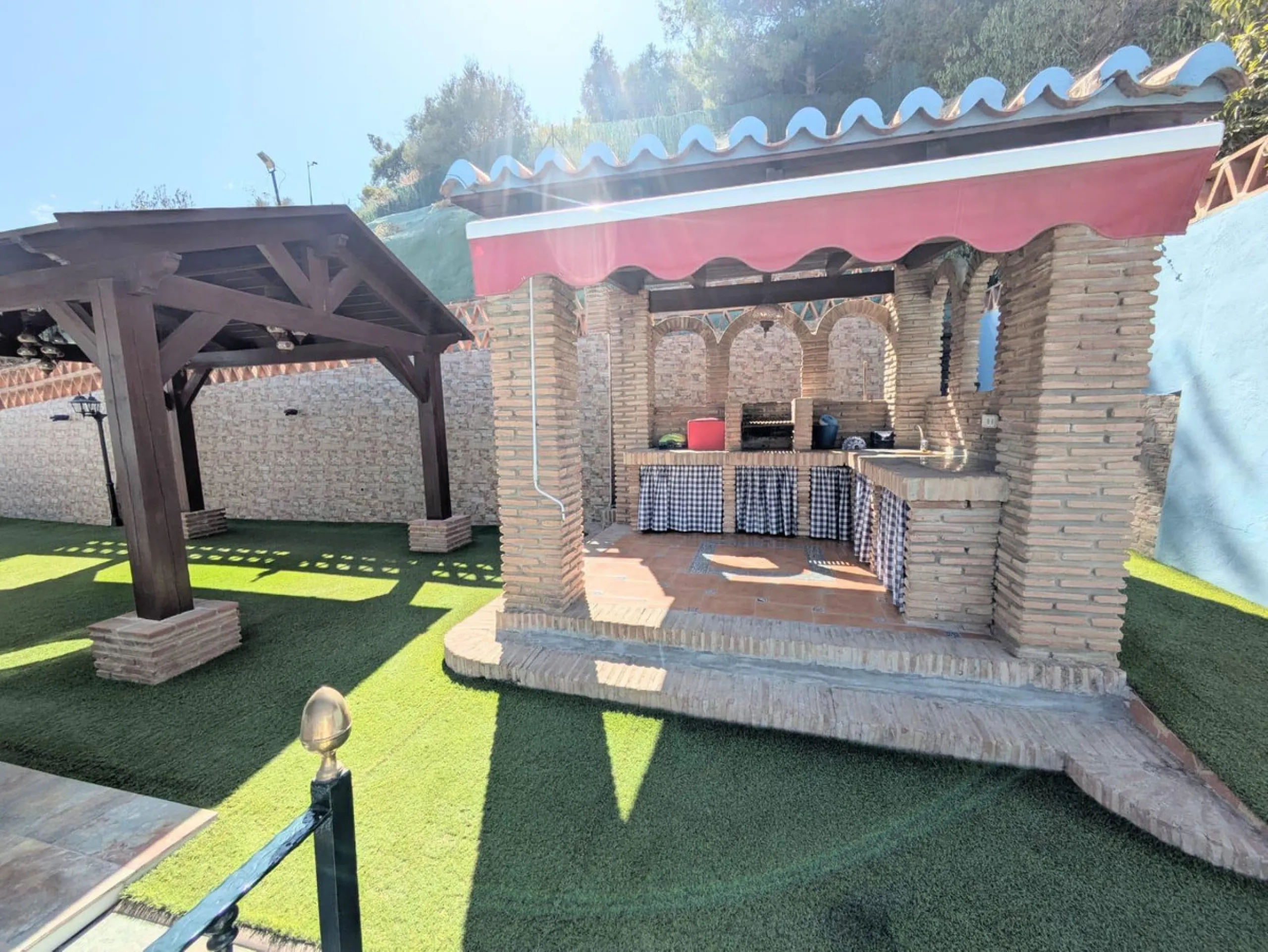Discover this impressive villa located in the coveted area of La Malagueta - Monte Sancha, just a few minutes away from from the sea. With a spacious 600 m2 plot and unobstructed views of the El Limonar Valley and the mountains, this property is ideal for