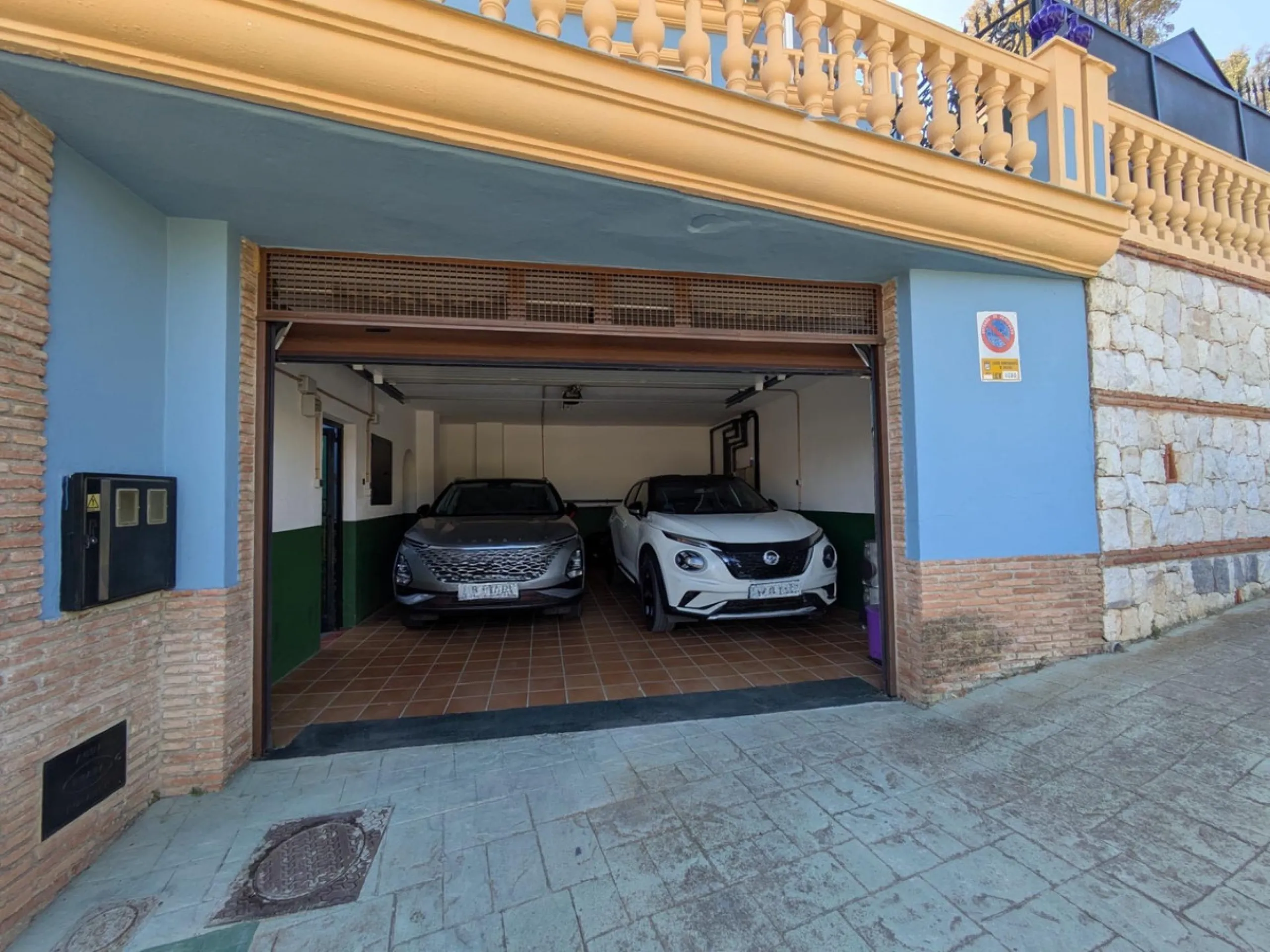 Discover this impressive villa located in the coveted area of La Malagueta - Monte Sancha, just a few minutes away from from the sea. With a spacious 600 m2 plot and unobstructed views of the El Limonar Valley and the mountains, this property is ideal for