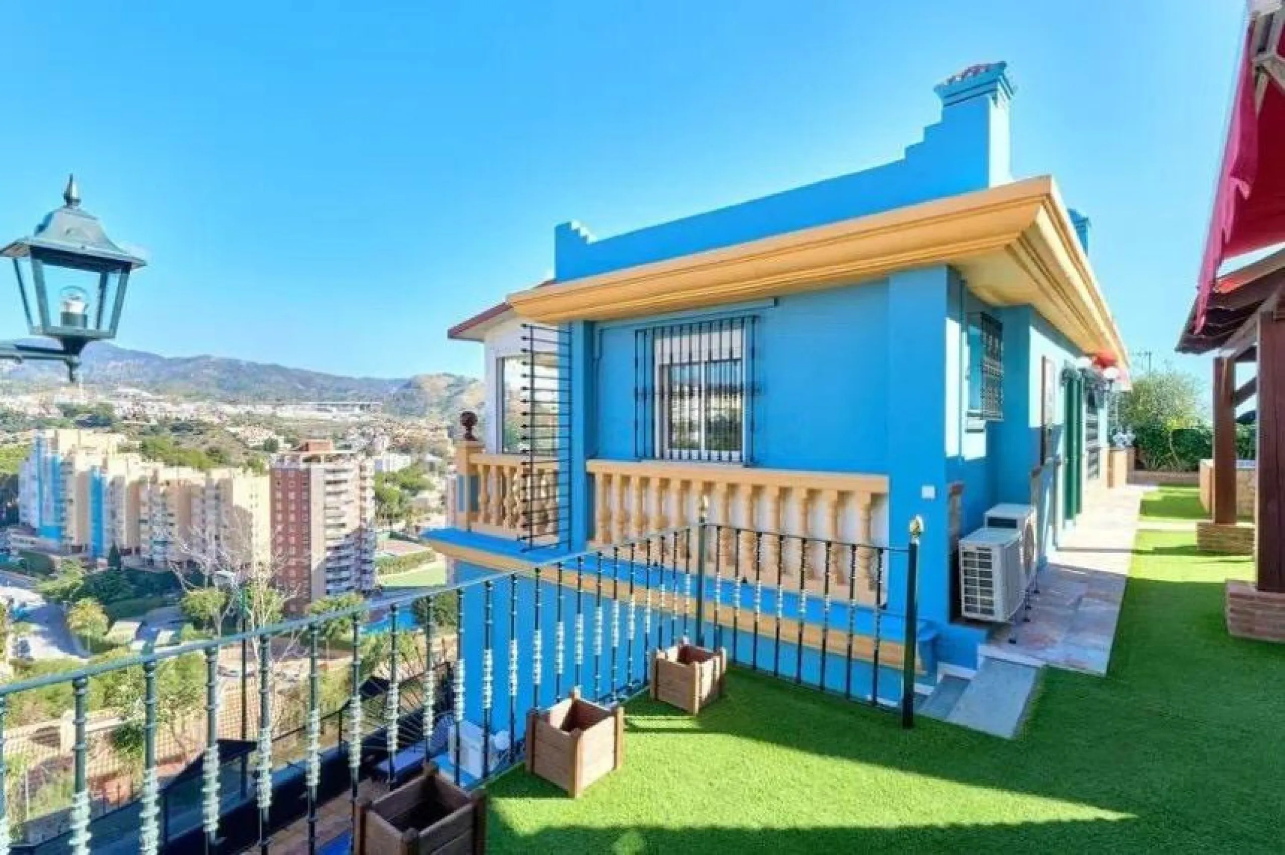 Discover this impressive villa located in the coveted area of La Malagueta - Monte Sancha, just a few minutes away from from the sea. With a spacious 600 m2 plot and unobstructed views of the El Limonar Valley and the mountains, this property is ideal for