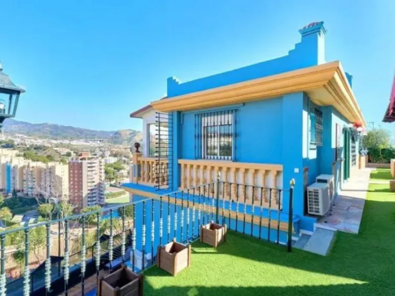 Discover this impressive villa located in the coveted area of La Malagueta - Monte Sancha, just a few minutes away from from the sea. With a spacious 600 m2 plot and unobstructed views of the El Limonar Valley and the mountains, this property is ideal for