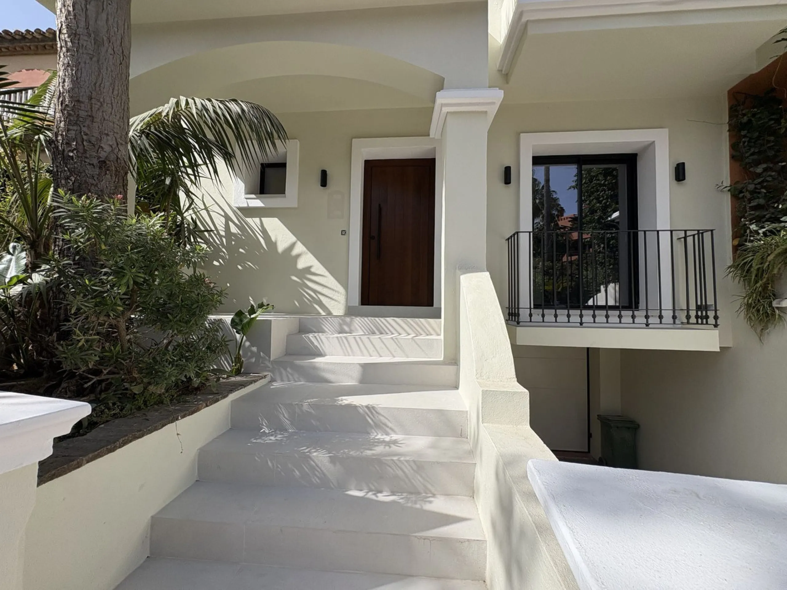 House - Townhouse в продаже в Marbella, Málaga. В доме 4 спален и 5 ванных комнат. Площадь дома 269 м². Площадь участка 60 м²