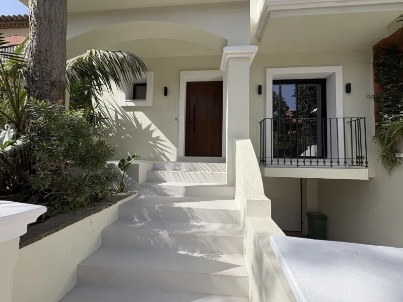 Vasari 31 is a beautifully renovated property in Vasari Al Zambra, located the heart of Nueva Andalucía, just minutes from the beach front and Puerto Banus Marina. This Project has been designed and built by "INHABIT" one of Marbella's finest and well-est