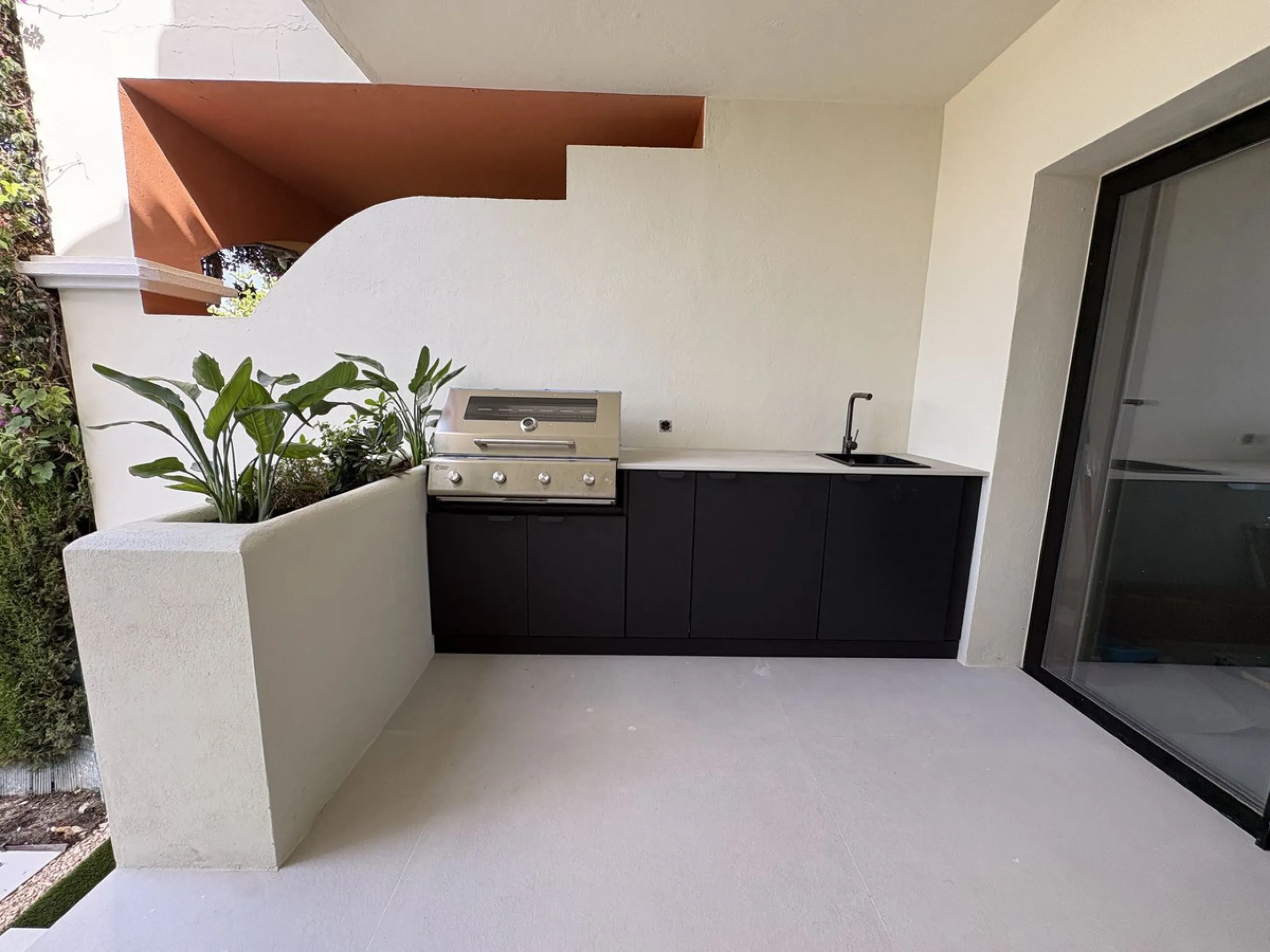 House - Townhouse в продаже в Marbella, Málaga. В доме 4 спален и 5 ванных комнат. Площадь дома 269 м². Площадь участка 60 м²