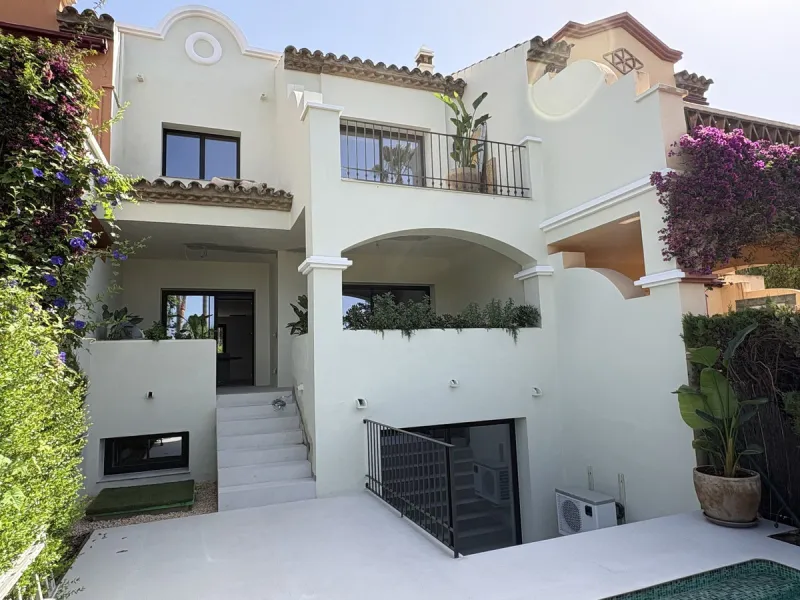 House - Townhouse в продаже в Marbella, Málaga. В доме 4 спален и 5 ванных комнат. Площадь дома 269 м². Площадь участка 60 м²