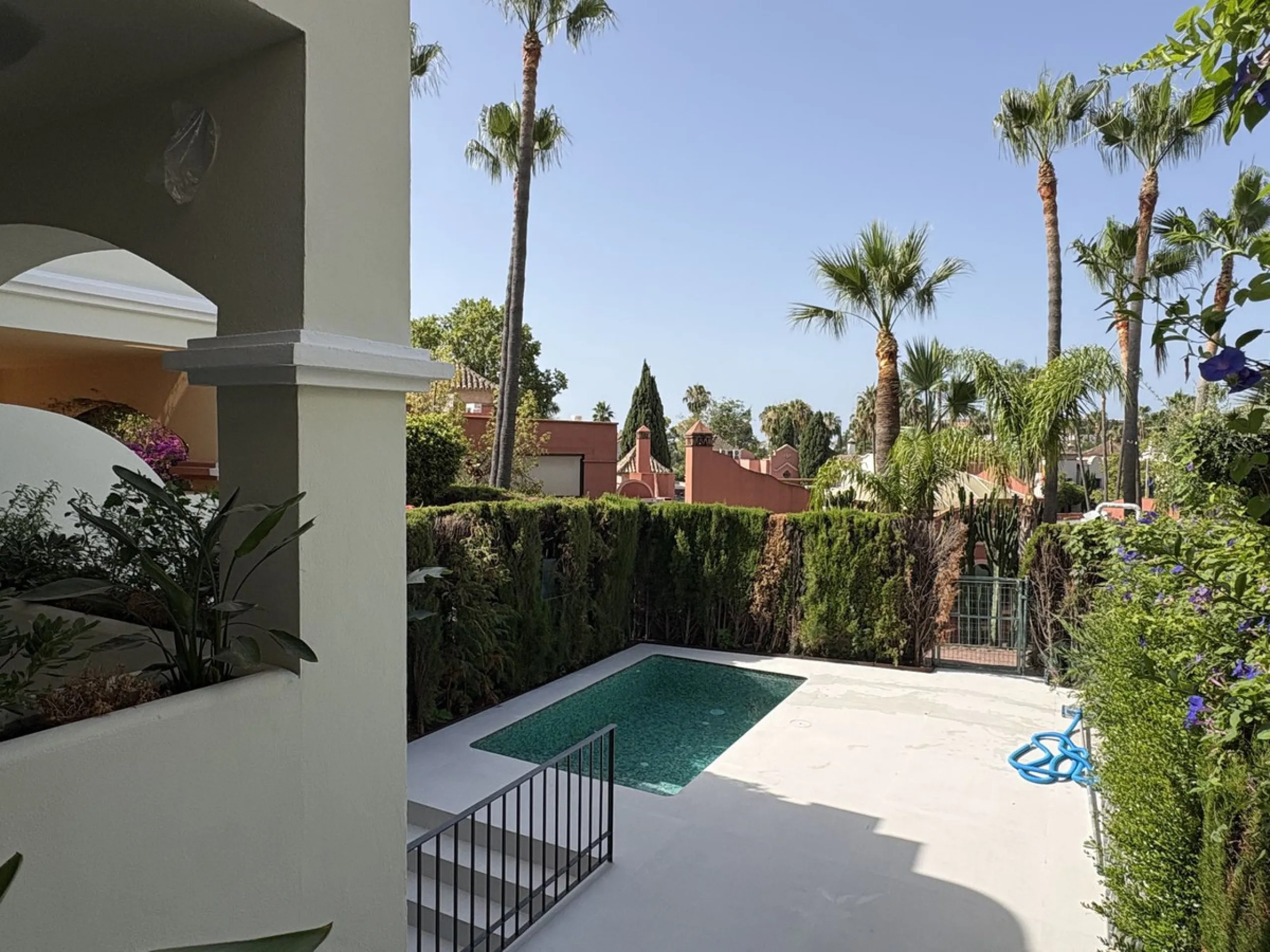 House - Townhouse в продаже в Marbella, Málaga. В доме 4 спален и 5 ванных комнат. Площадь дома 269 м². Площадь участка 60 м²
