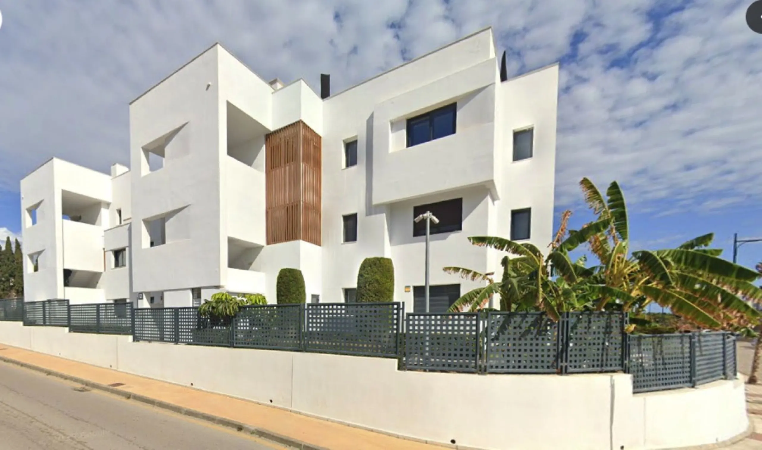 Charming Renovated Ground-Floor Apartment in Los Miradores del Sol (Phase 1), Estepona – Private Garden, Modern Finishes, and Steps from the Beach!