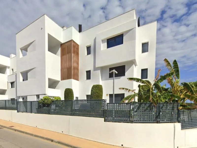 Charming Renovated Ground-Floor Apartment in Los Miradores del Sol (Phase 1), Estepona – Private Garden, Modern Finishes, and Steps from the Beach!
