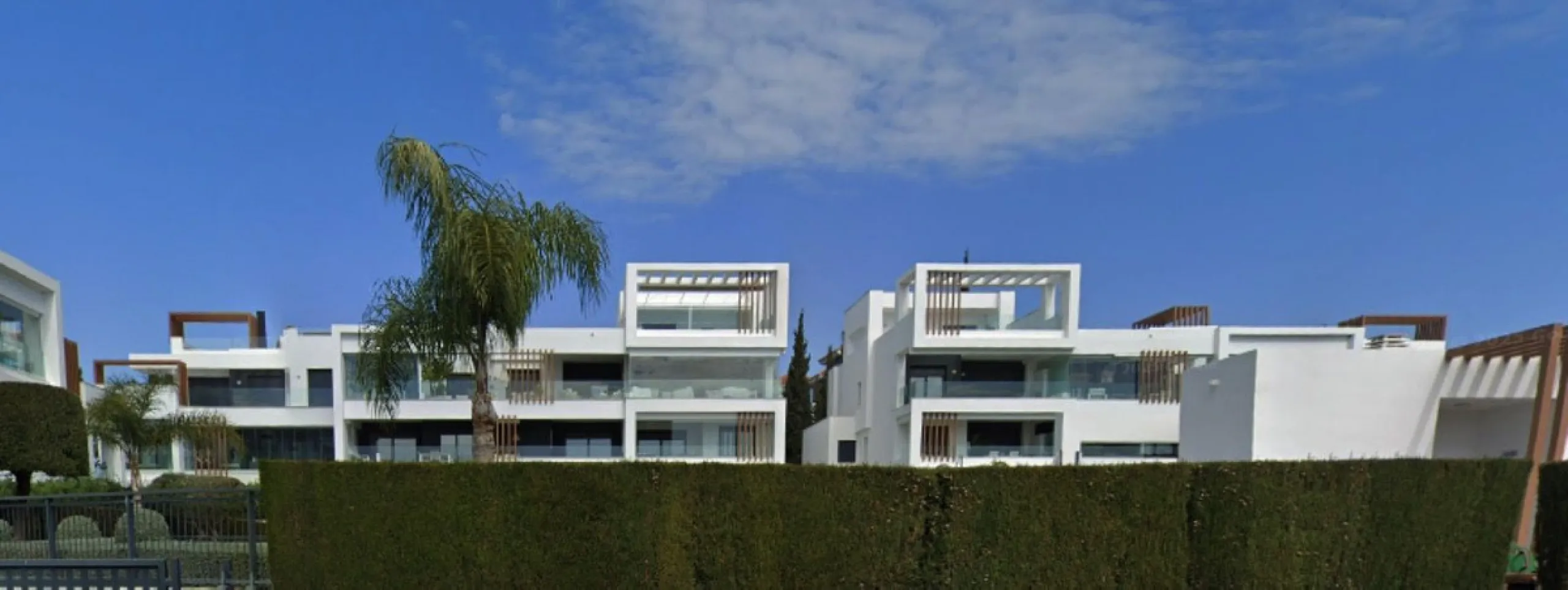Charming Renovated Ground-Floor Apartment in Los Miradores del Sol (Phase 1), Estepona – Private Garden, Modern Finishes, and Steps from the Beach!