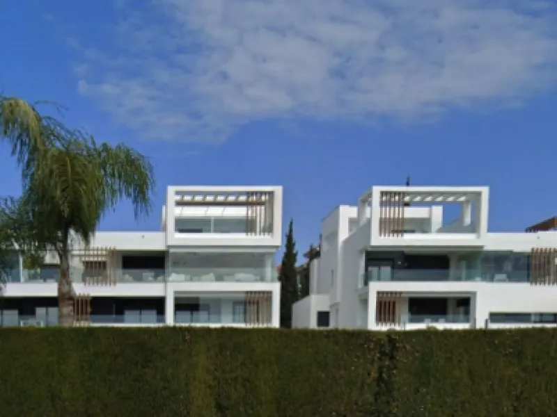 Charming Renovated Ground-Floor Apartment in Los Miradores del Sol (Phase 1), Estepona – Private Garden, Modern Finishes, and Steps from the Beach!