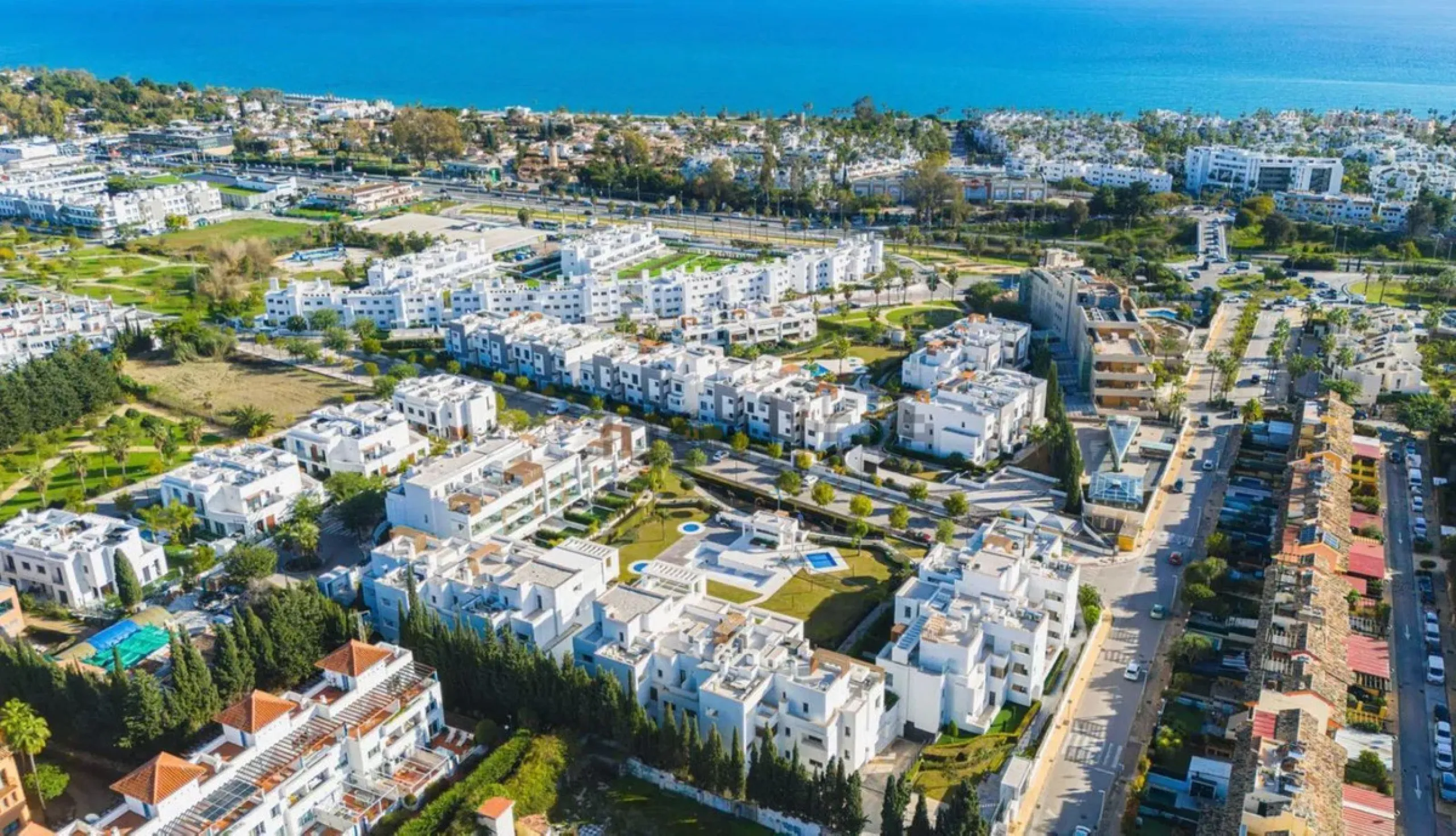 Charming Renovated Ground-Floor Apartment in Los Miradores del Sol (Phase 1), Estepona – Private Garden, Modern Finishes, and Steps from the Beach!