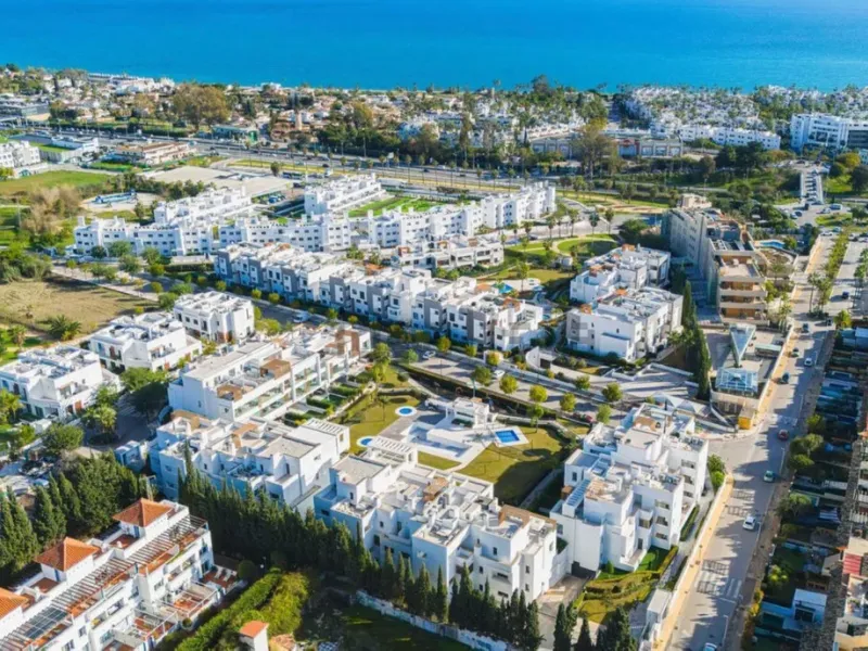 Charming Renovated Ground-Floor Apartment in Los Miradores del Sol (Phase 1), Estepona – Private Garden, Modern Finishes, and Steps from the Beach!