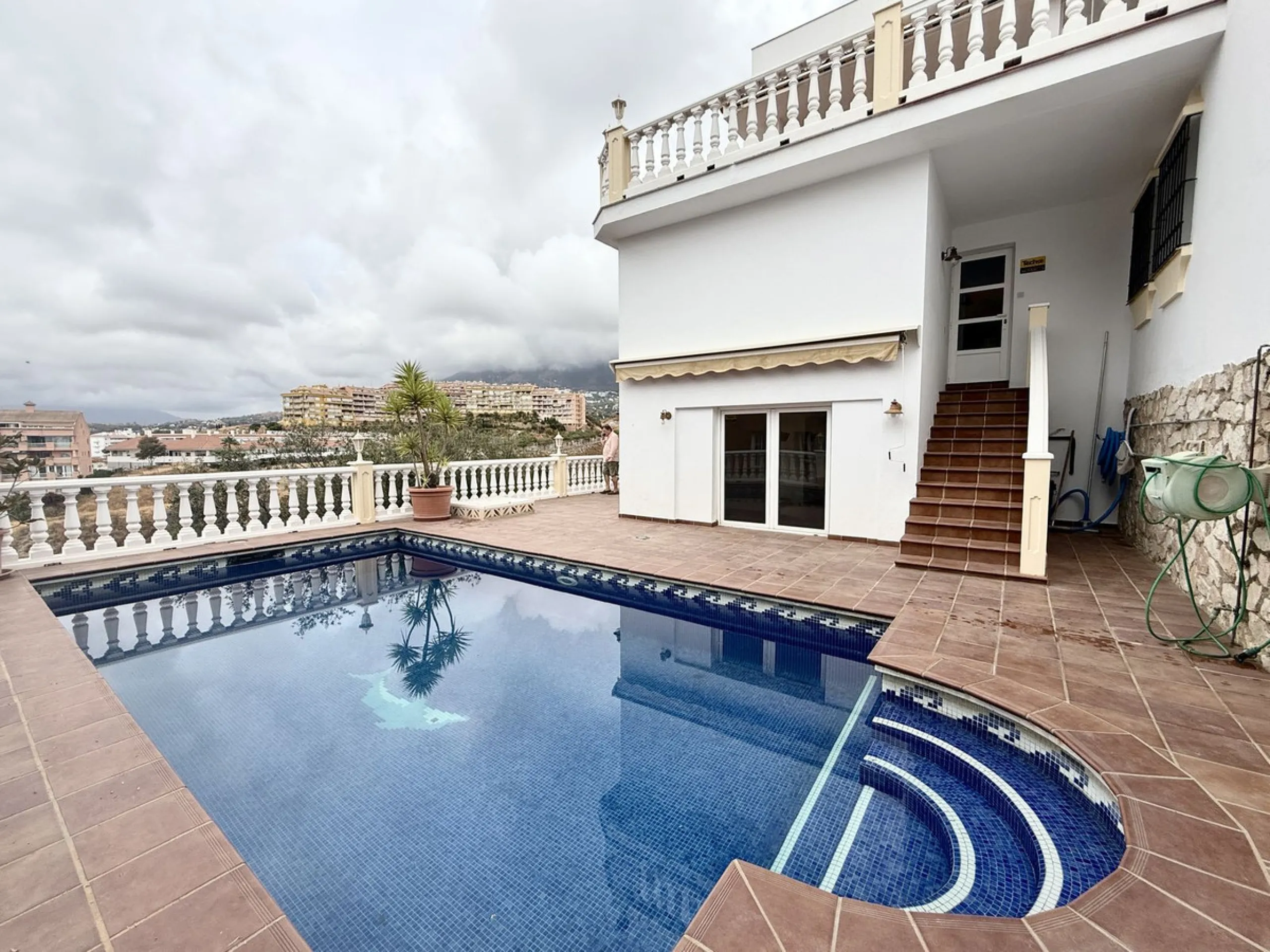 Spacious and bright villa located on the hillside of Torreblanca, just a short drive to local facilities in the neighbouring Los Pacos area and the large seaside town of Fuengirola, with its miles of sandy beaches, bars, restaurants, shops and numerous ot