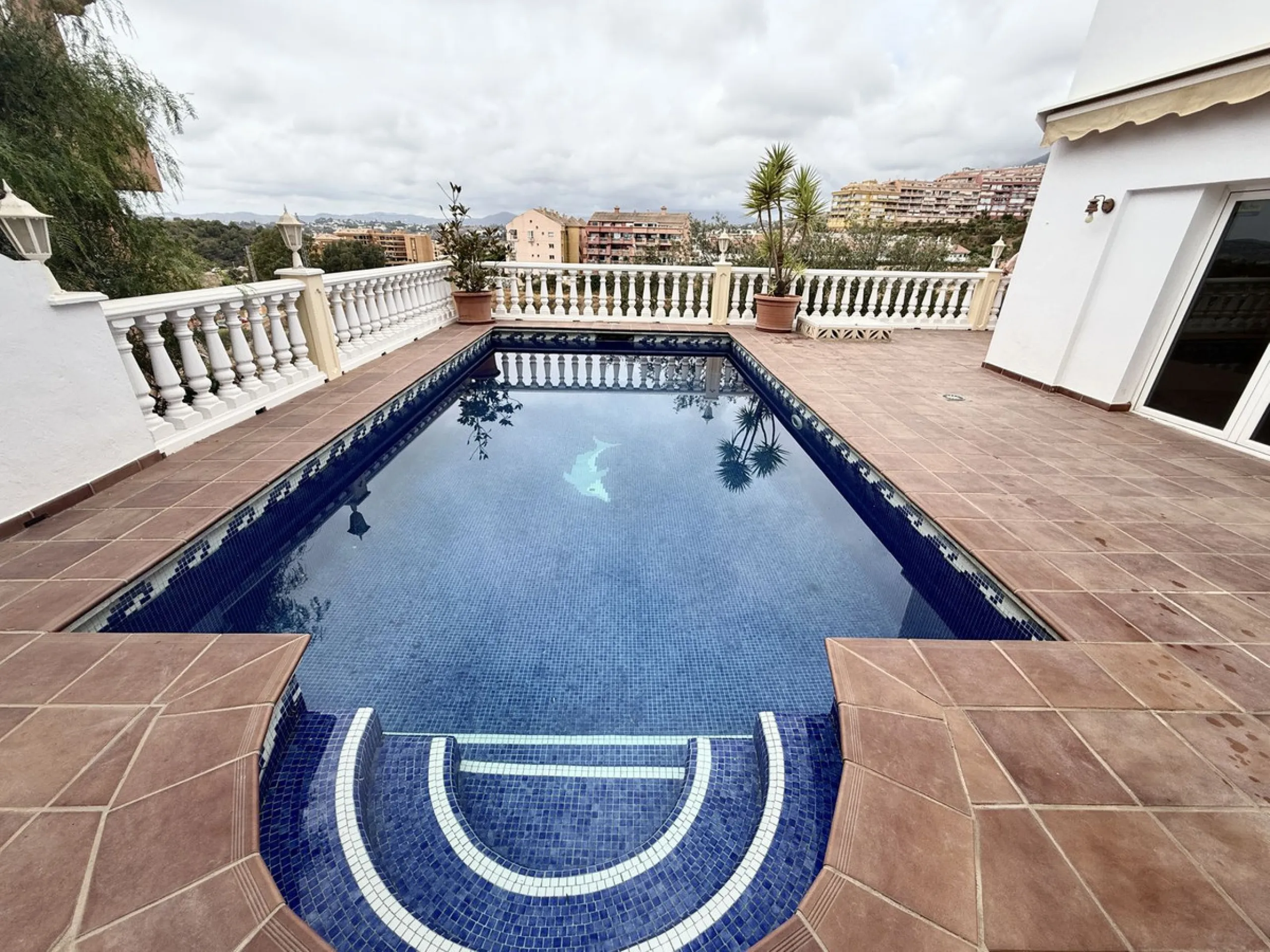 Spacious and bright villa located on the hillside of Torreblanca, just a short drive to local facilities in the neighbouring Los Pacos area and the large seaside town of Fuengirola, with its miles of sandy beaches, bars, restaurants, shops and numerous ot