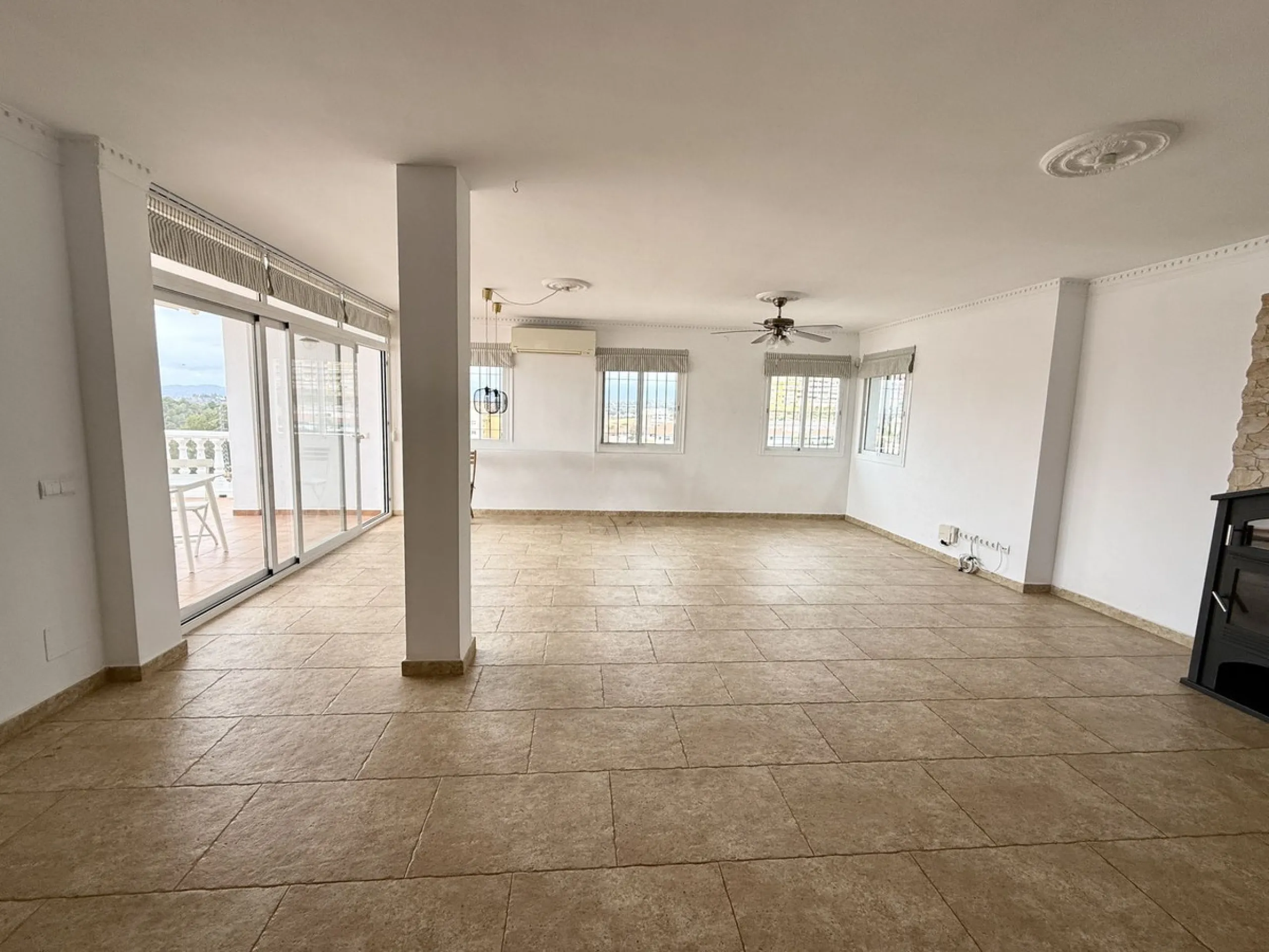 Spacious and bright villa located on the hillside of Torreblanca, just a short drive to local facilities in the neighbouring Los Pacos area and the large seaside town of Fuengirola, with its miles of sandy beaches, bars, restaurants, shops and numerous ot