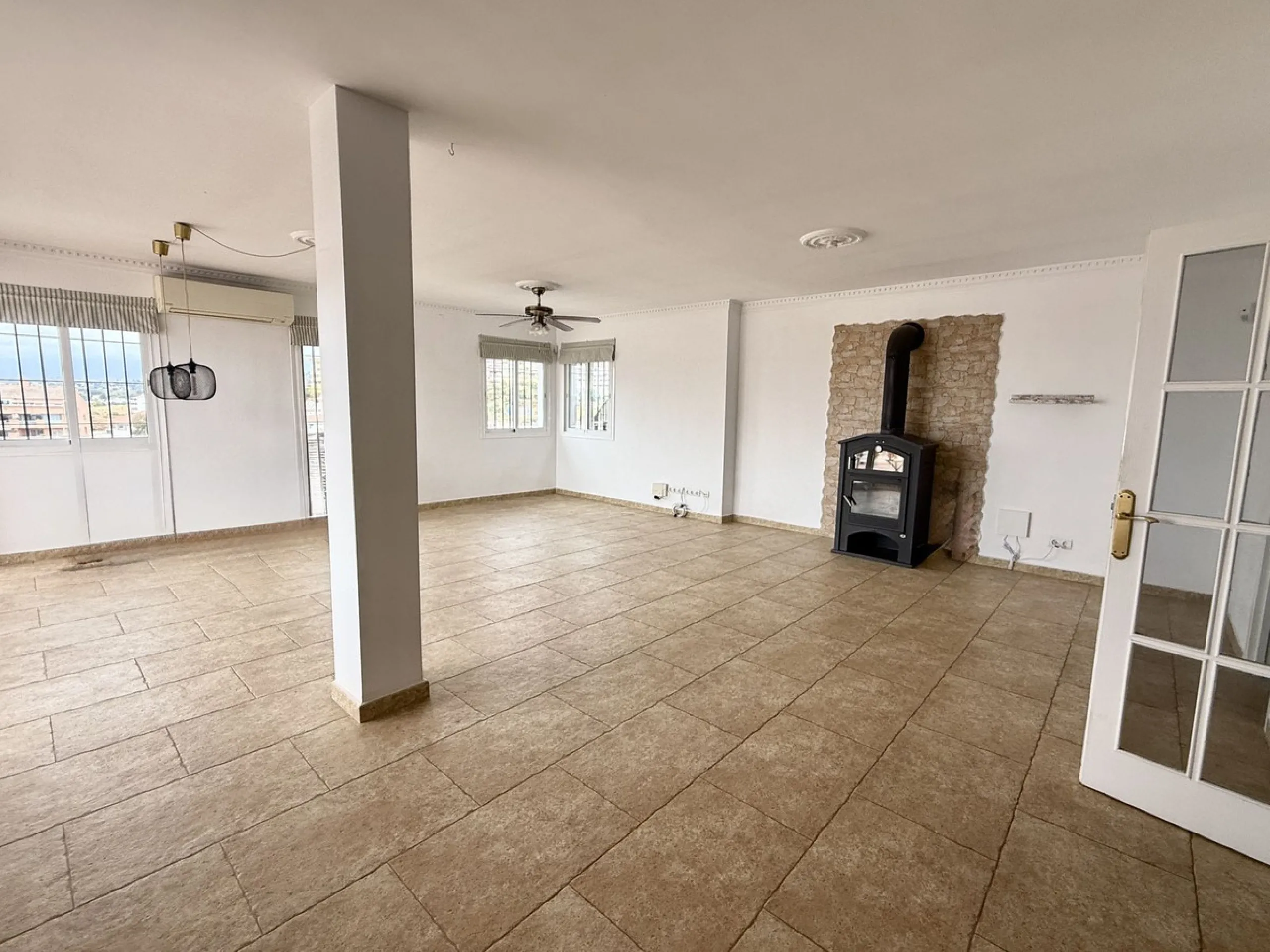 Spacious and bright villa located on the hillside of Torreblanca, just a short drive to local facilities in the neighbouring Los Pacos area and the large seaside town of Fuengirola, with its miles of sandy beaches, bars, restaurants, shops and numerous ot
