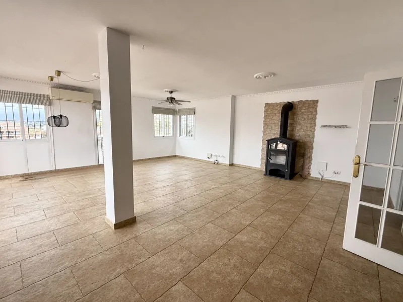 Spacious and bright villa located on the hillside of Torreblanca, just a short drive to local facilities in the neighbouring Los Pacos area and the large seaside town of Fuengirola, with its miles of sandy beaches, bars, restaurants, shops and numerous ot